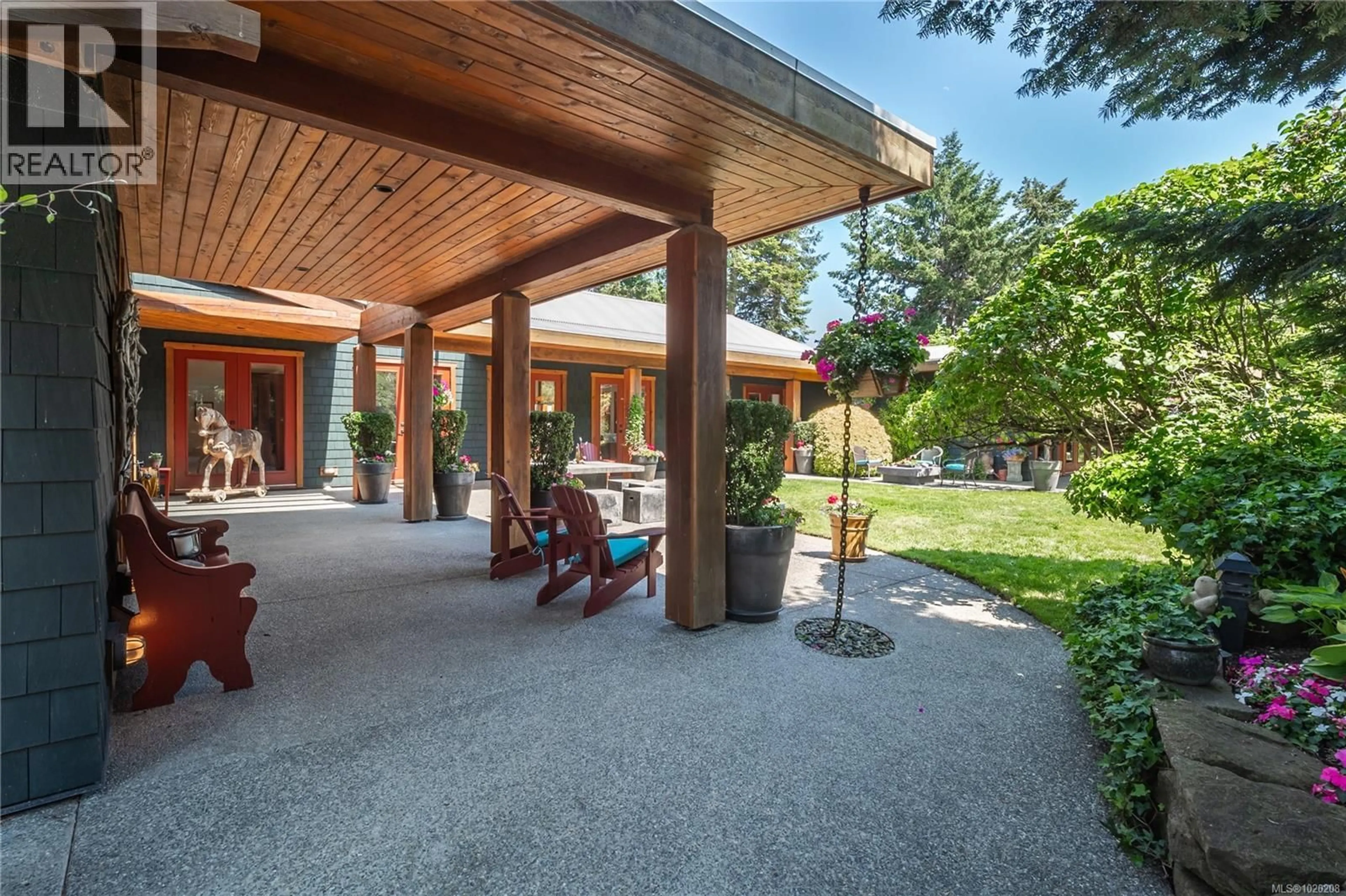 Patio, street for 1664 QUEEQUEG TURNABOUT, Gabriola Island British Columbia V0R1X5