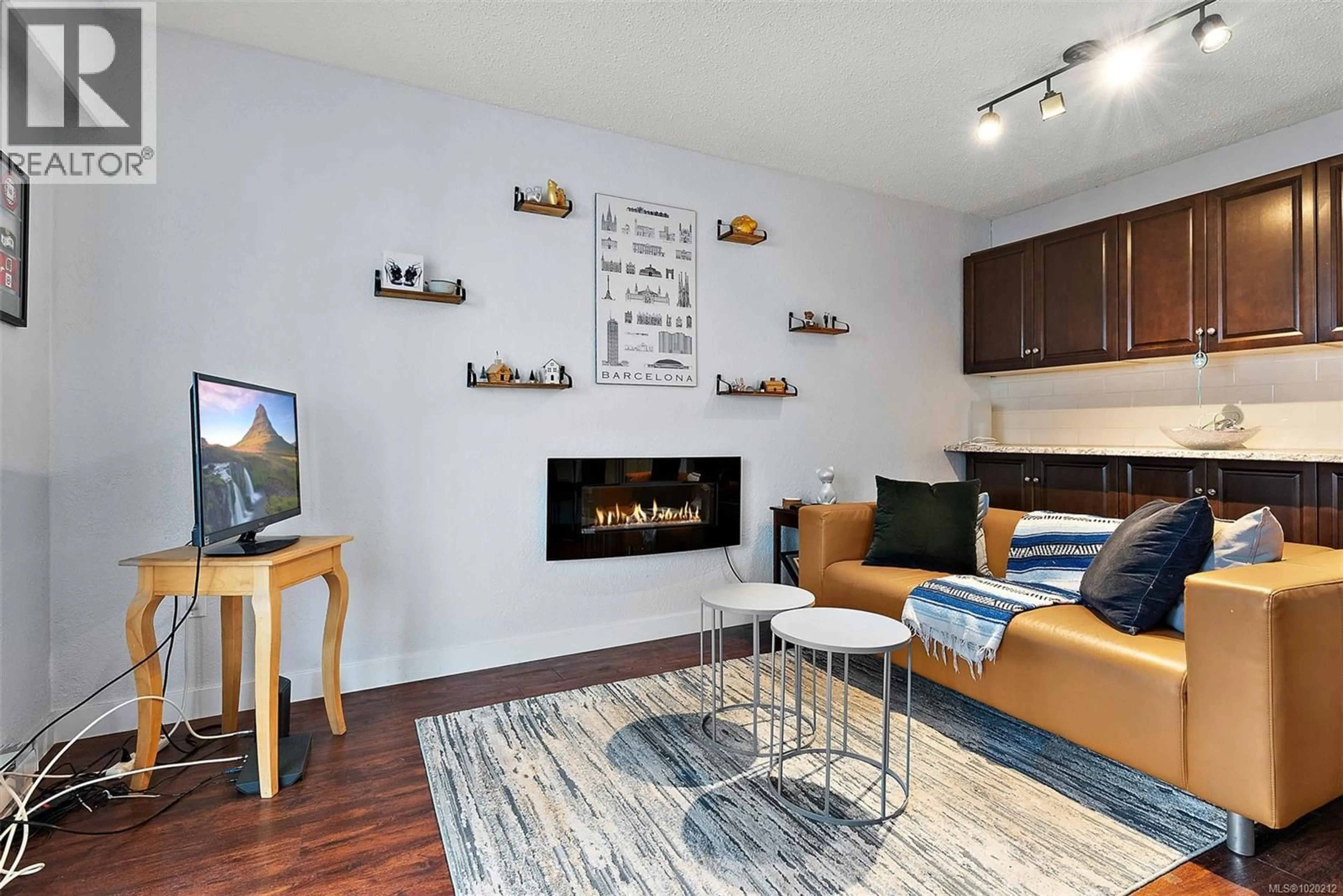 Living room with furniture, wood/laminate floor for 104 - 2610 GRAHAM STREET, Victoria British Columbia V8T3Y9