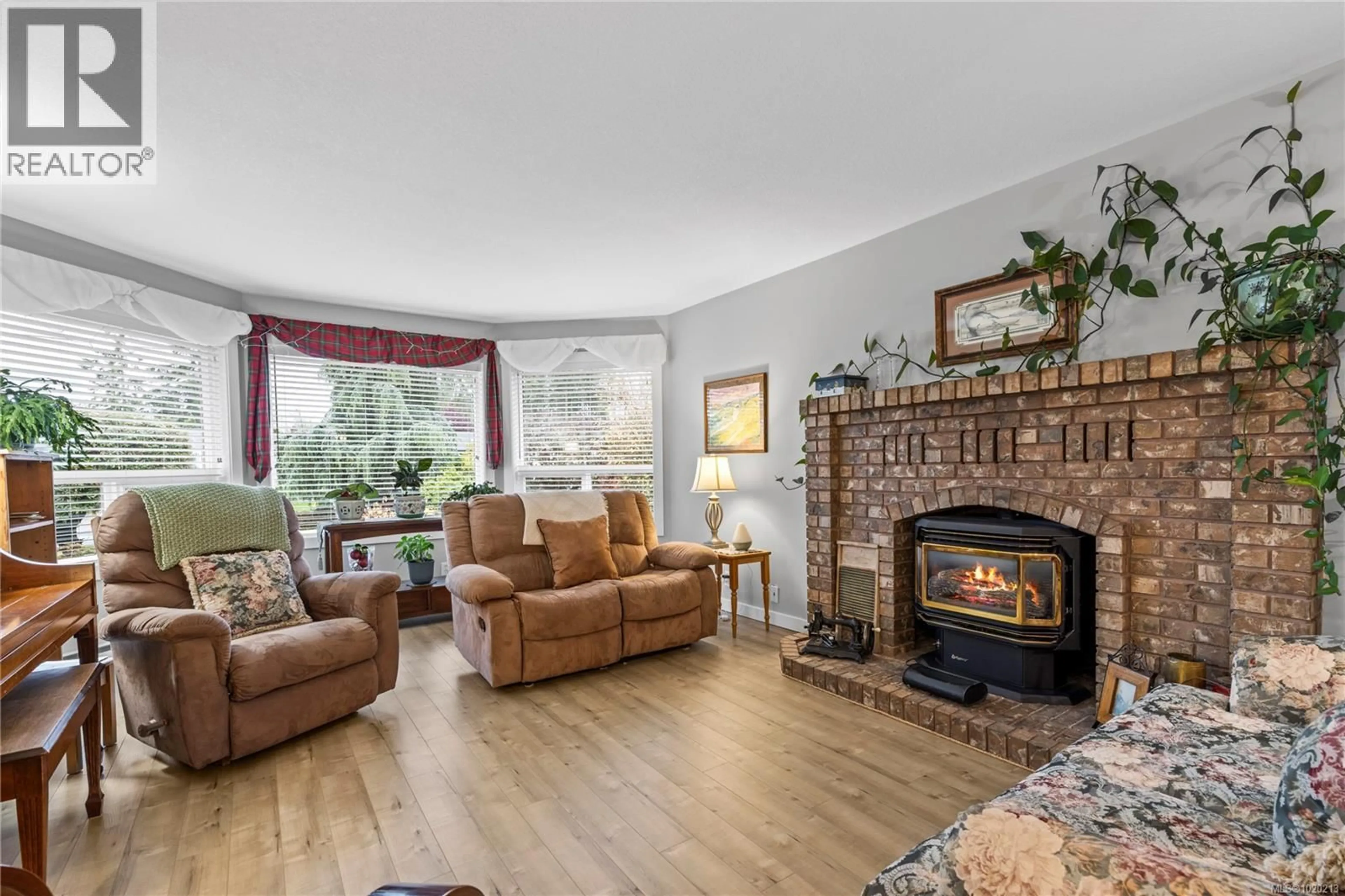 Living room with furniture, unknown for 779 DAFFODIL DRIVE, Parksville British Columbia V9P1E3