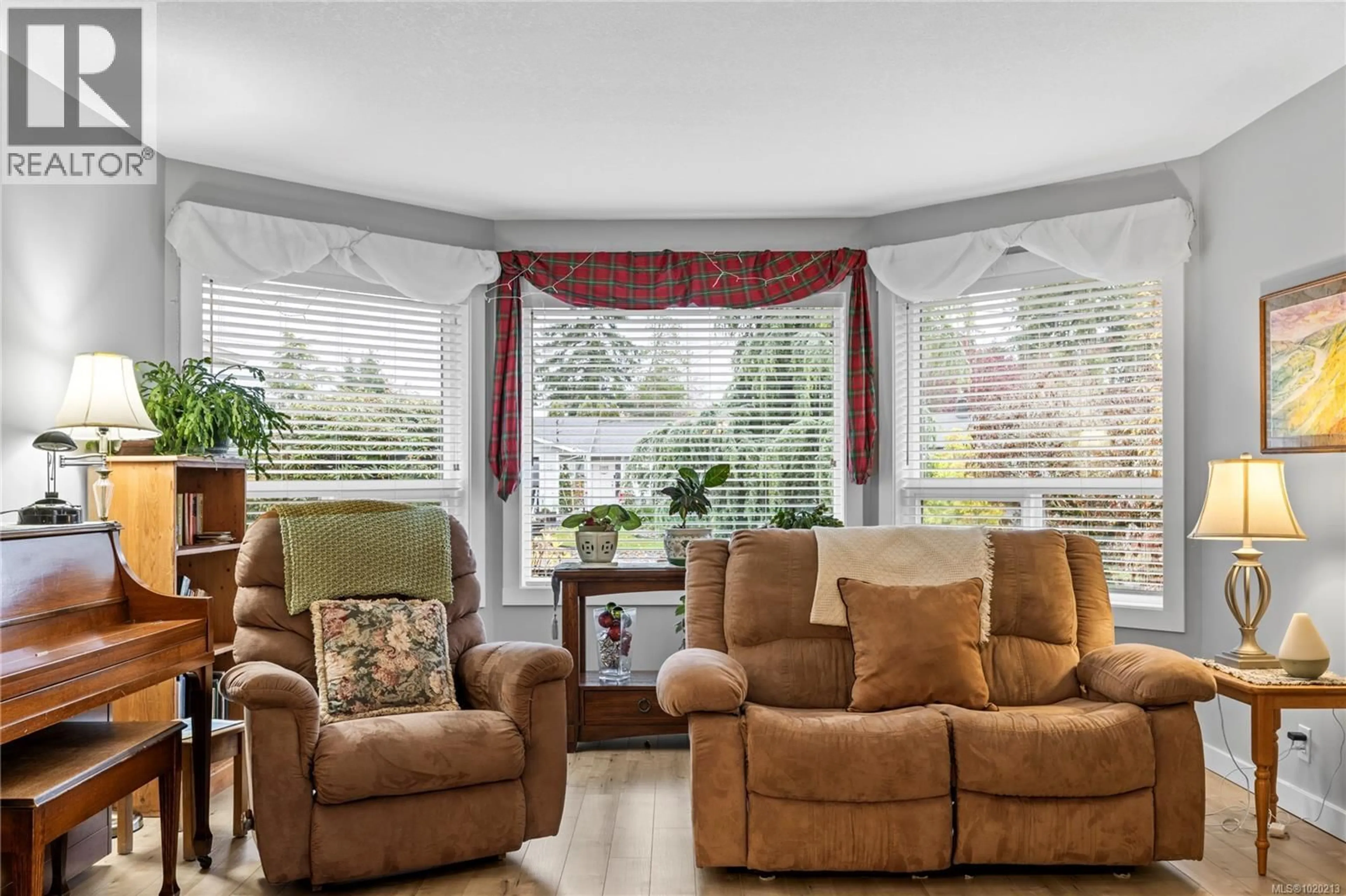 Living room with furniture, unknown for 779 DAFFODIL DRIVE, Parksville British Columbia V9P1E3