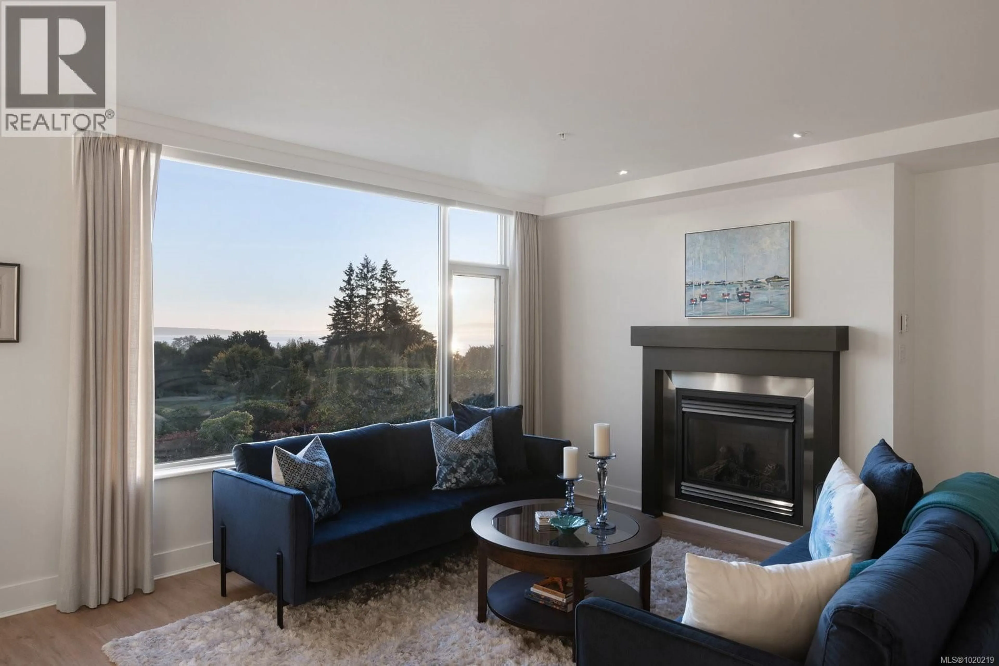 Living room with furniture, unknown for 5322 SAYWARD HILL CRESCENT, Saanich British Columbia V8Y3H8