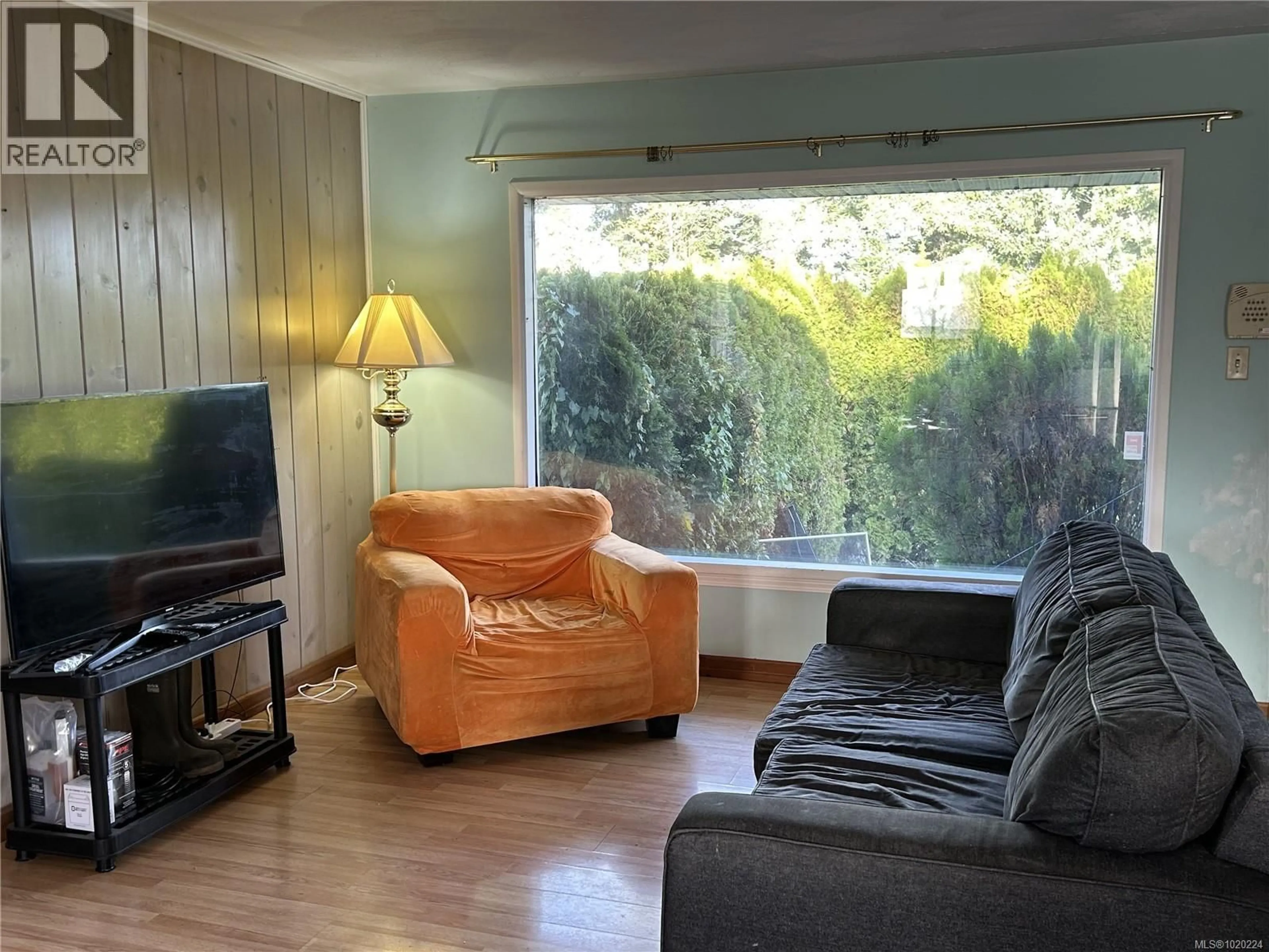 Living room with furniture, wood/laminate floor for 3620 SOUTH ISLAND HIGHWAY, Campbell River British Columbia V9W1E6