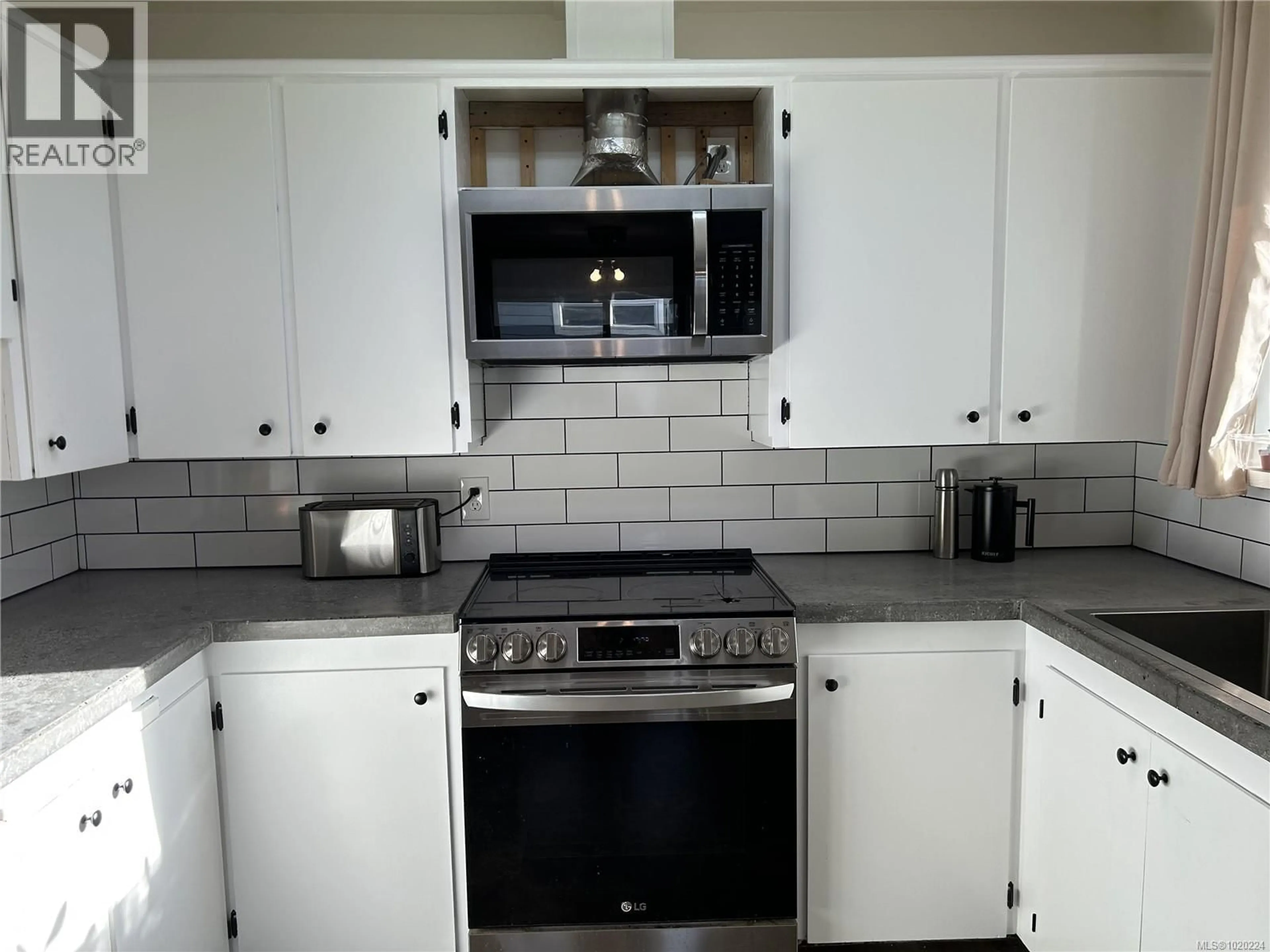 Standard kitchen, ceramic/tile floor for 3620 SOUTH ISLAND HIGHWAY, Campbell River British Columbia V9W1E6