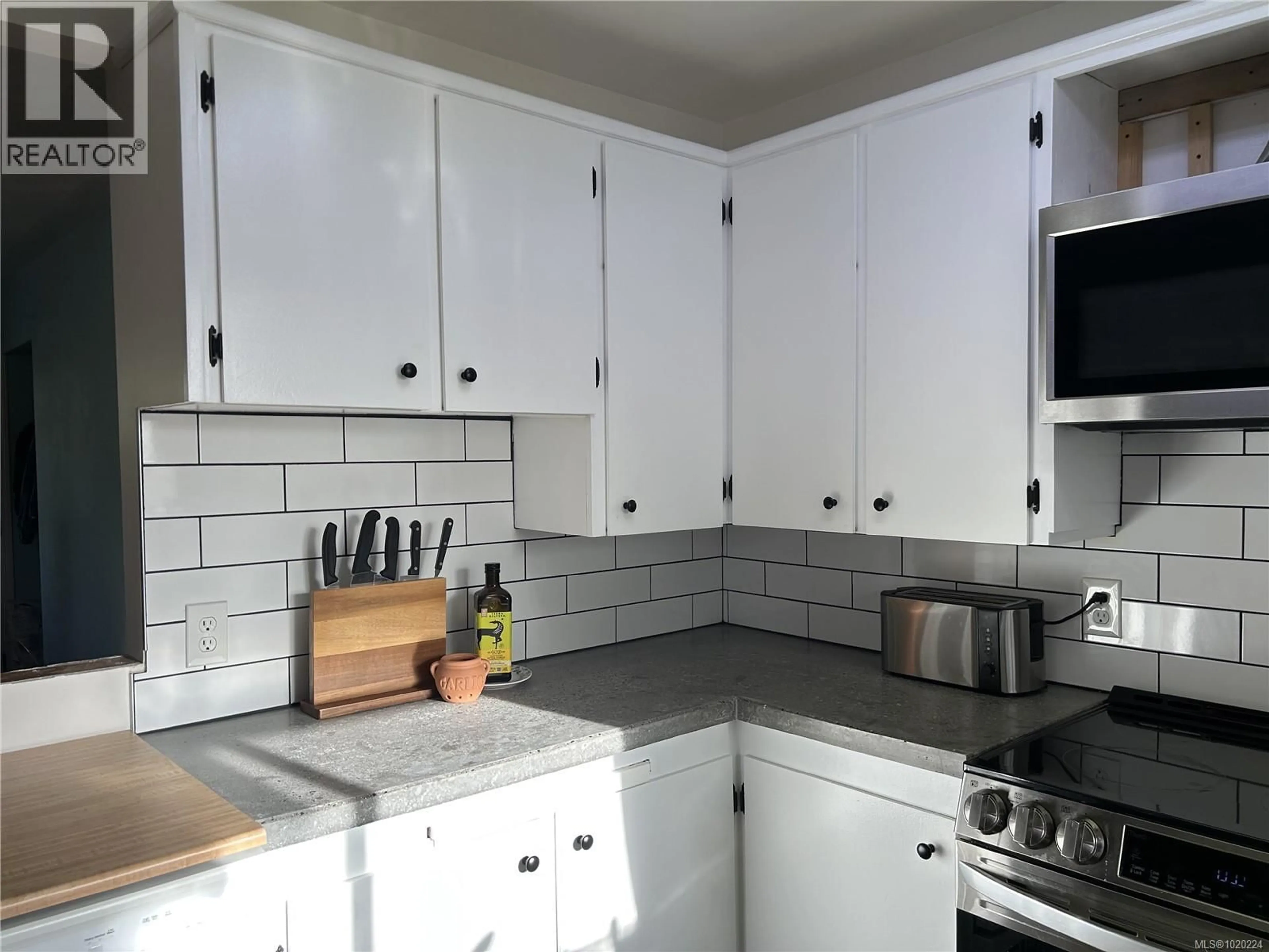 Standard kitchen, ceramic/tile floor for 3620 SOUTH ISLAND HIGHWAY, Campbell River British Columbia V9W1E6