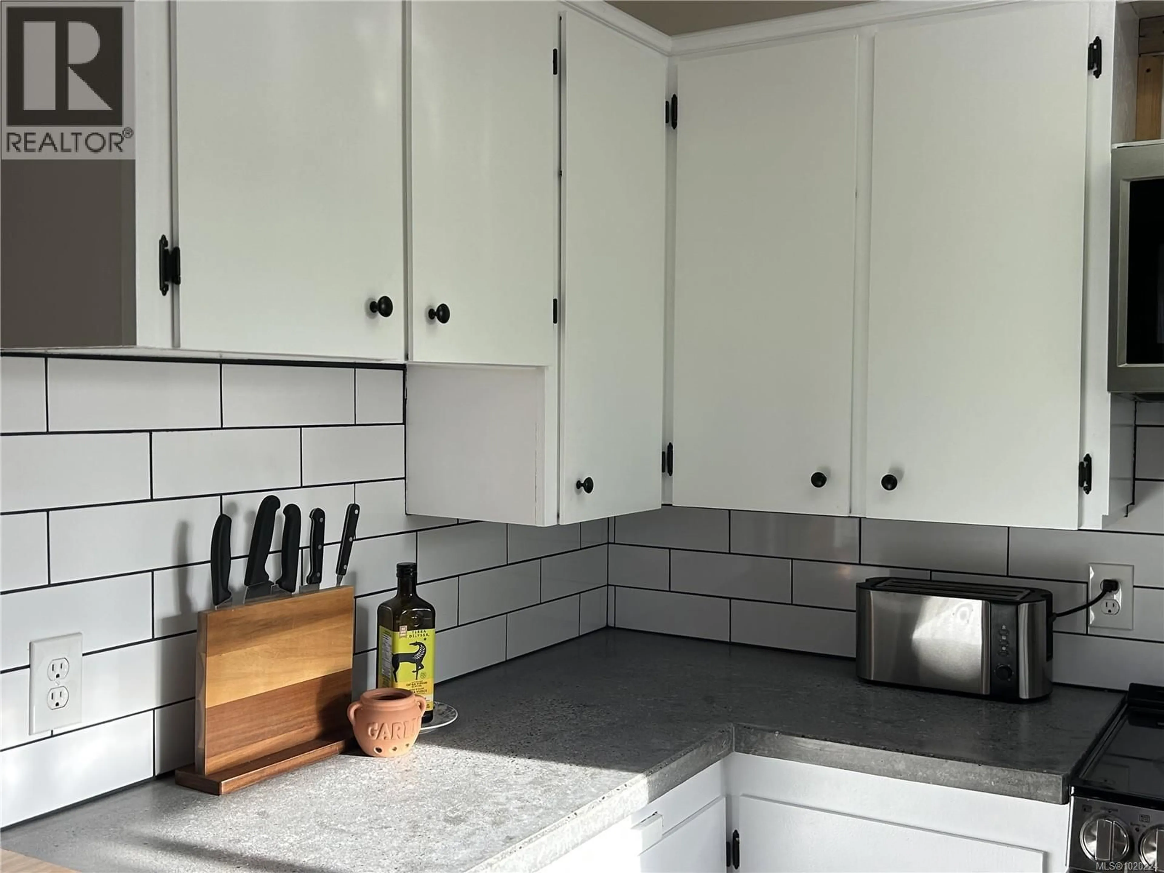 Standard kitchen, ceramic/tile floor for 3620 SOUTH ISLAND HIGHWAY, Campbell River British Columbia V9W1E6