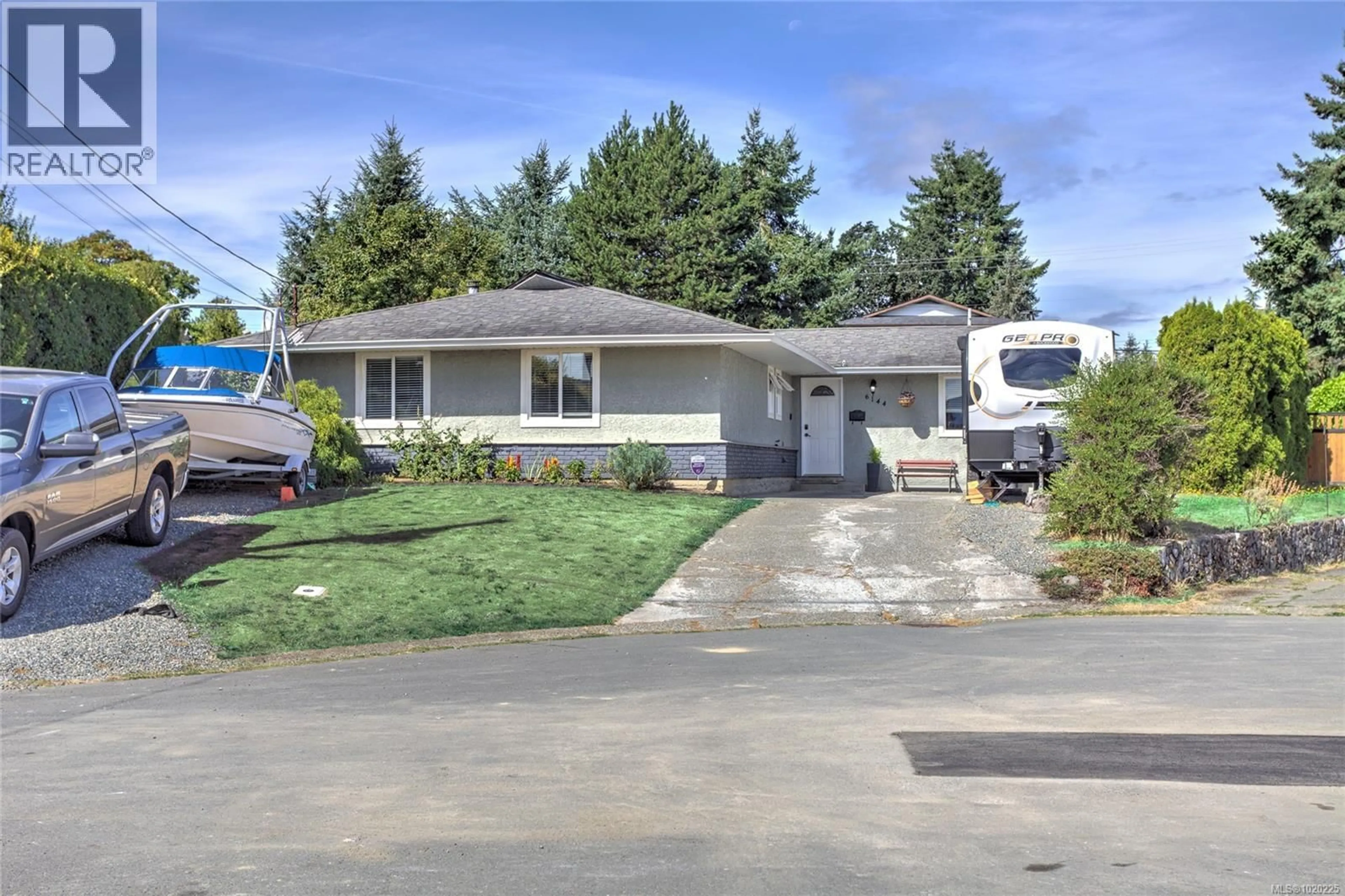 Home with vinyl exterior material, street for 6144 EDGEHILL PLACE, Duncan British Columbia V9L4R1