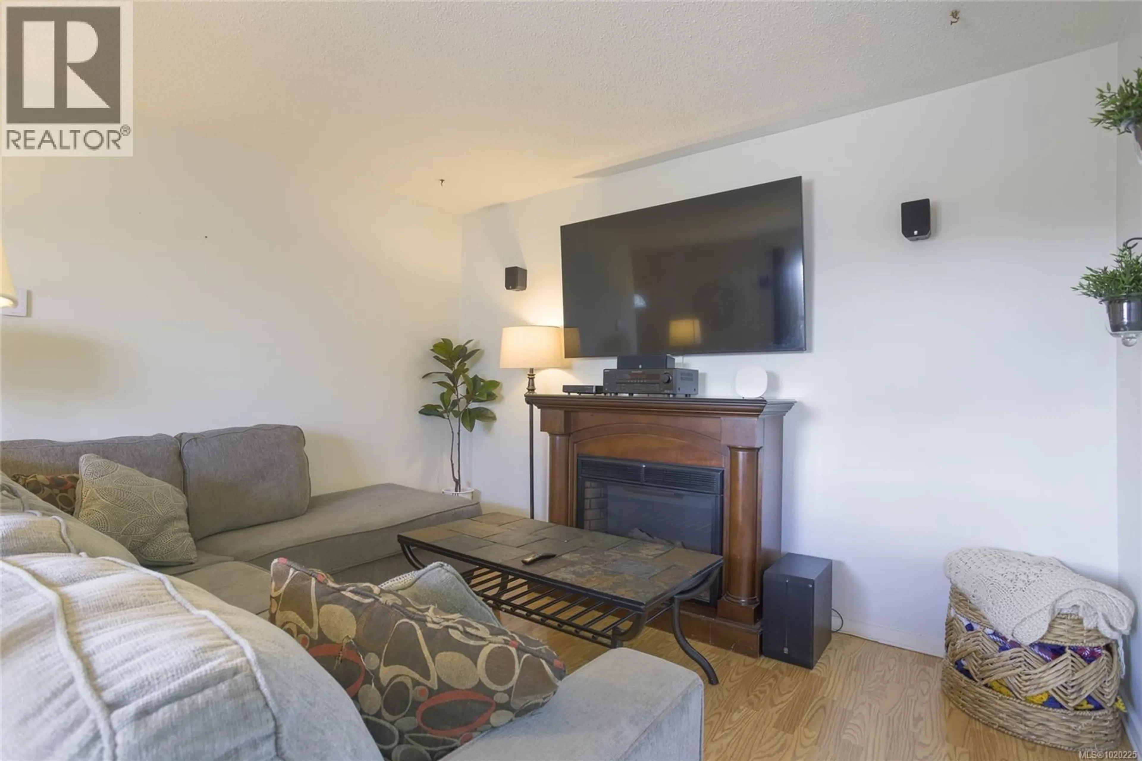 Living room with furniture, wood/laminate floor for 6144 EDGEHILL PLACE, Duncan British Columbia V9L4R1