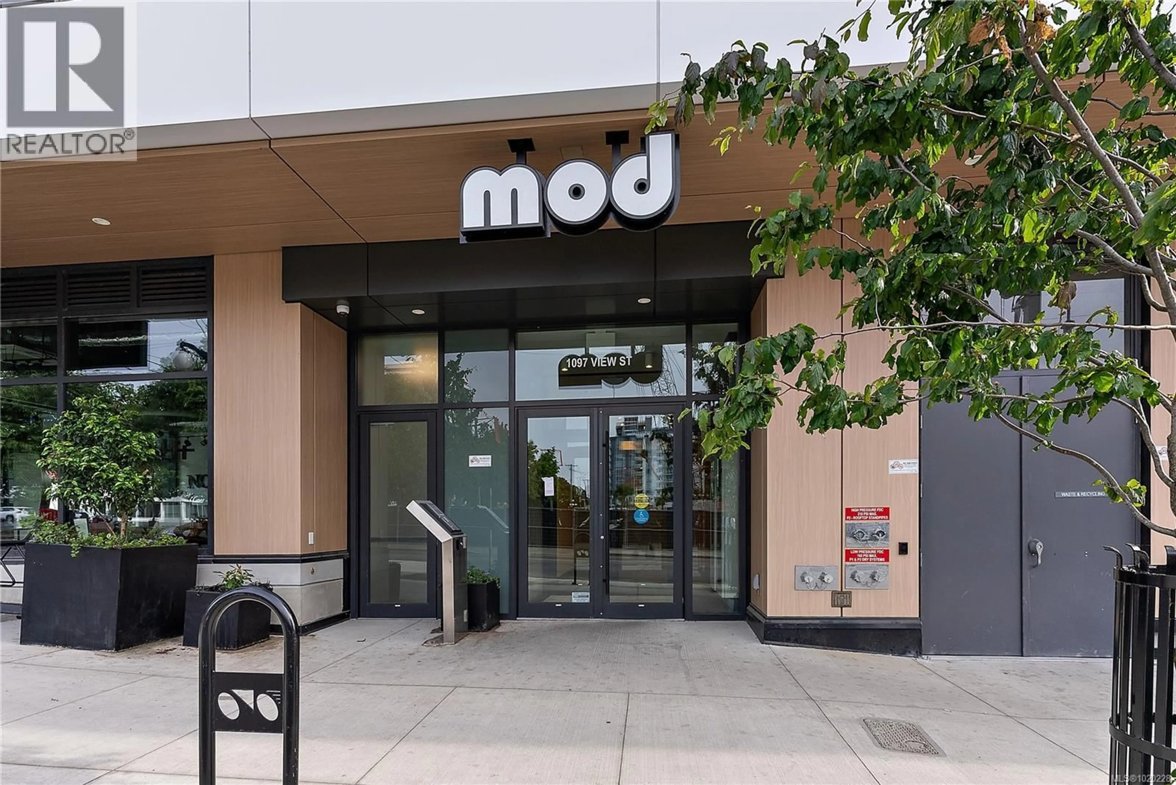 Indoor foyer for 908 - 1097 VIEW STREET, Victoria British Columbia V8V3Z9