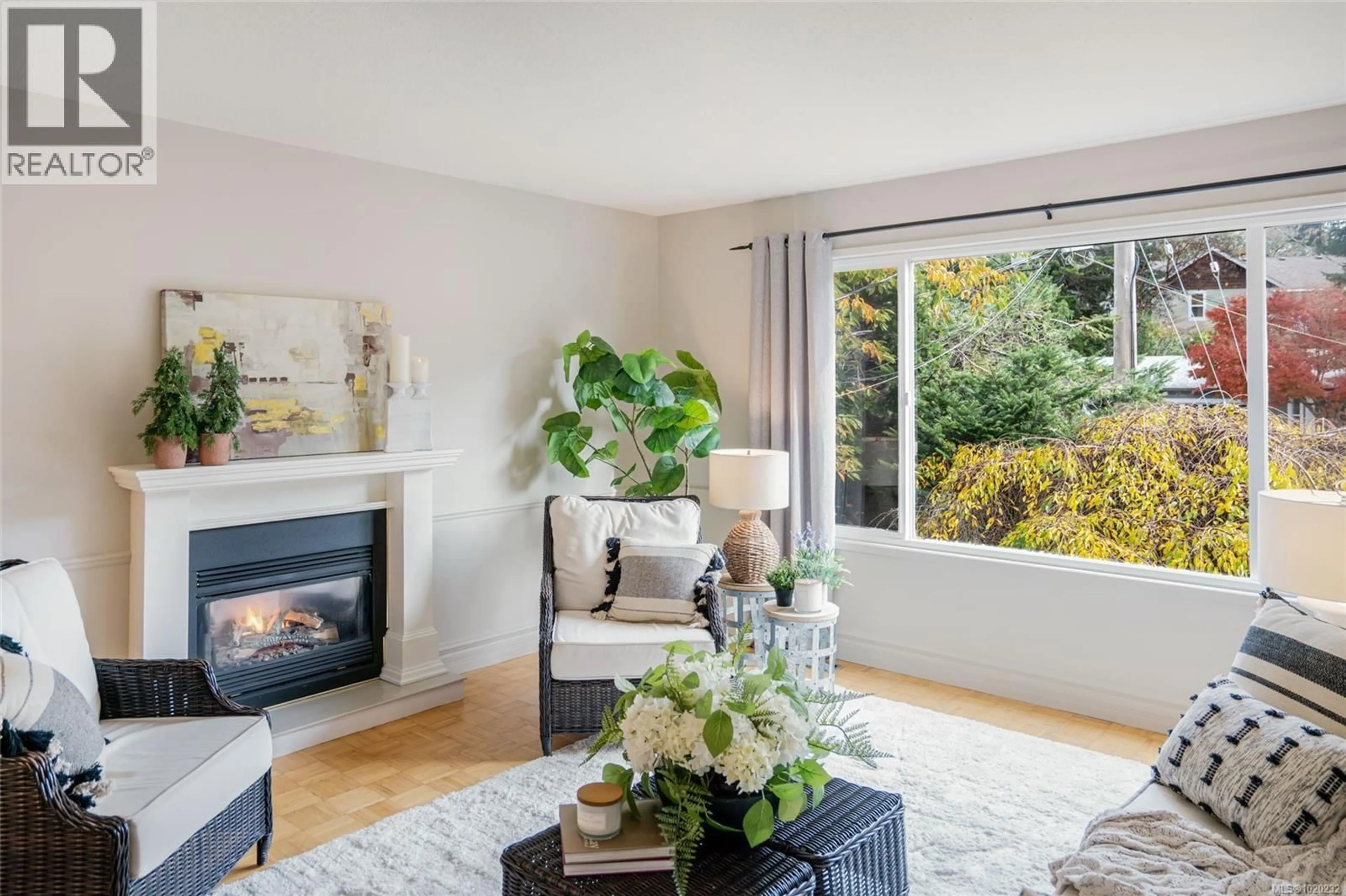Living room with furniture, wood/laminate floor for 3461 PLANTA ROAD, Nanaimo British Columbia V9T4W5