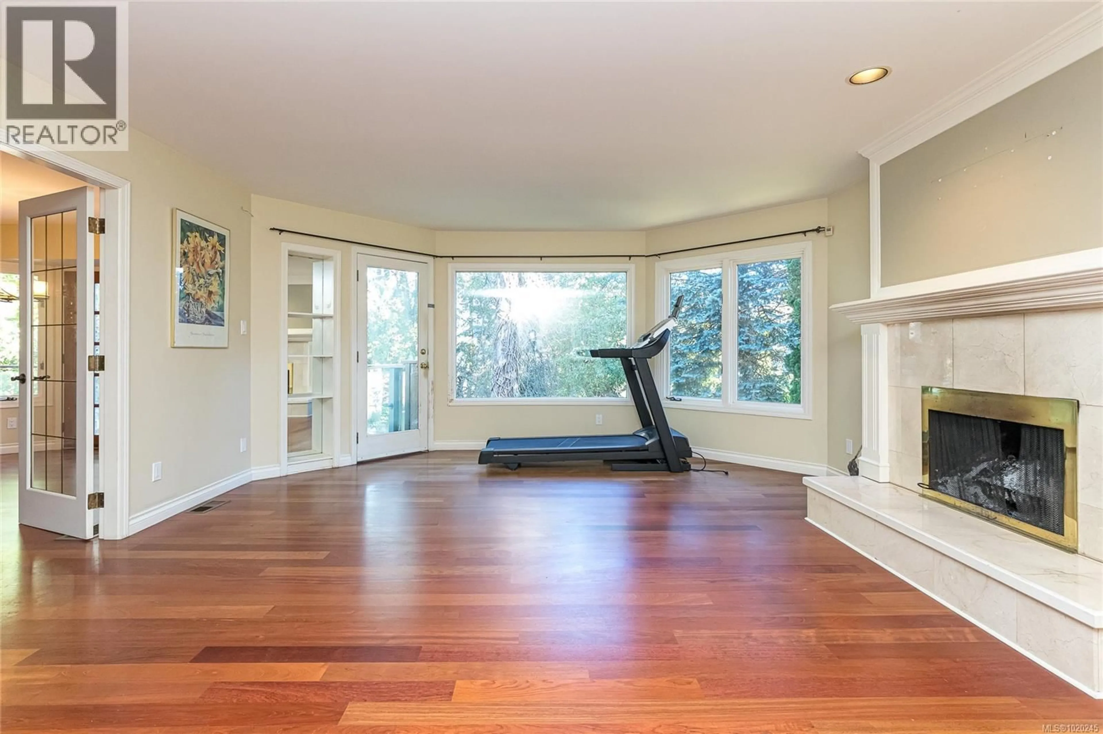 Indoor entryway for 3910 GIBSON COURT, Saanich British Columbia V8N6E2