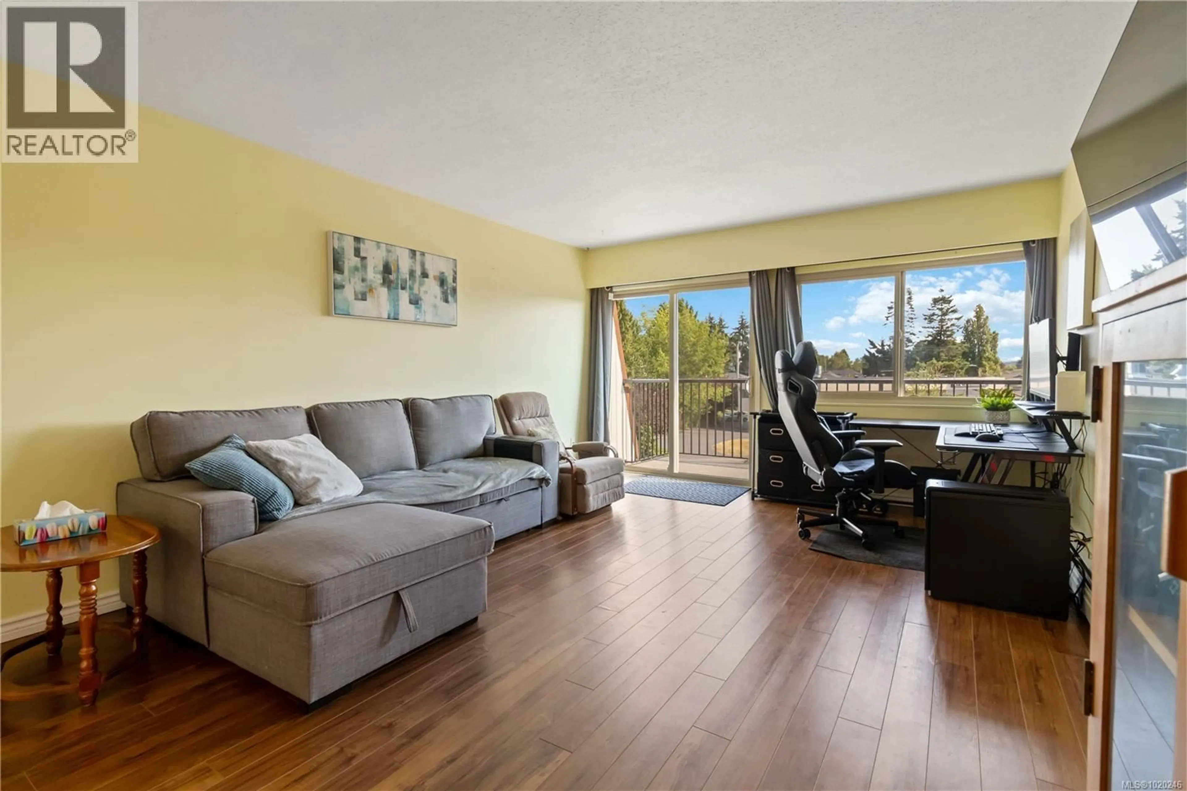 Living room with furniture, wood/laminate floor for 304 - 1680 POPLAR AVENUE, Saanich British Columbia V8P4K7