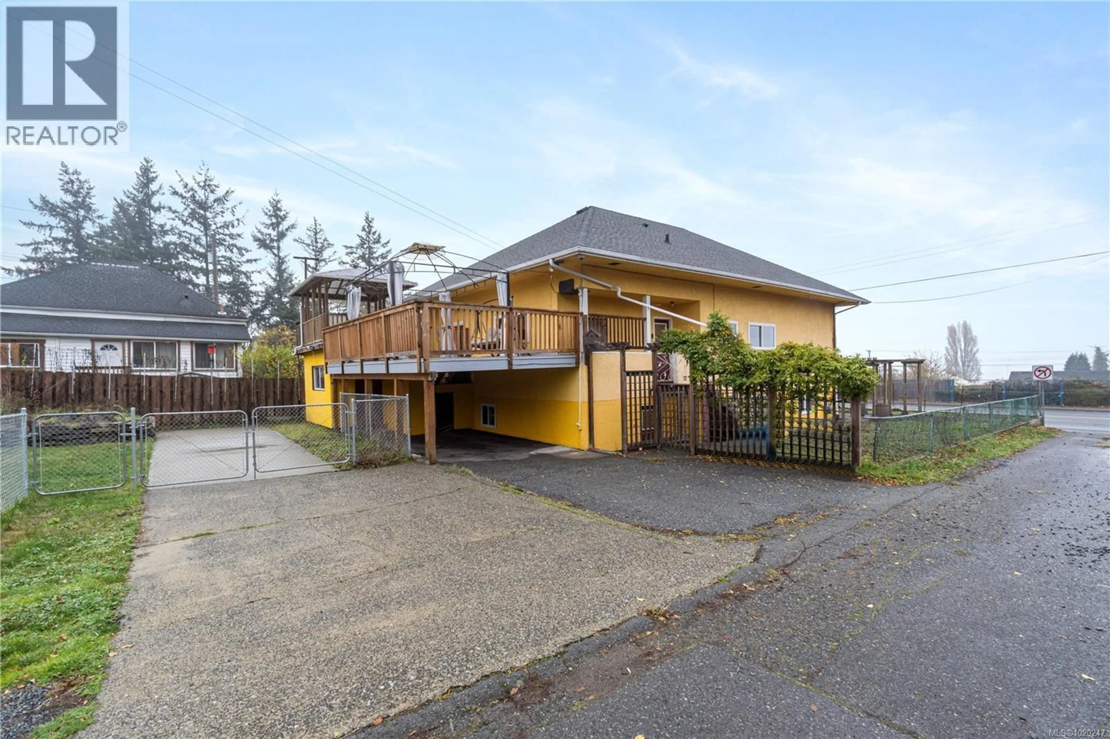 A pic from outside/outdoor area/front of a property/back of a property/a pic from drone, building for 534 NICOL STREET, Nanaimo British Columbia V9R4T7