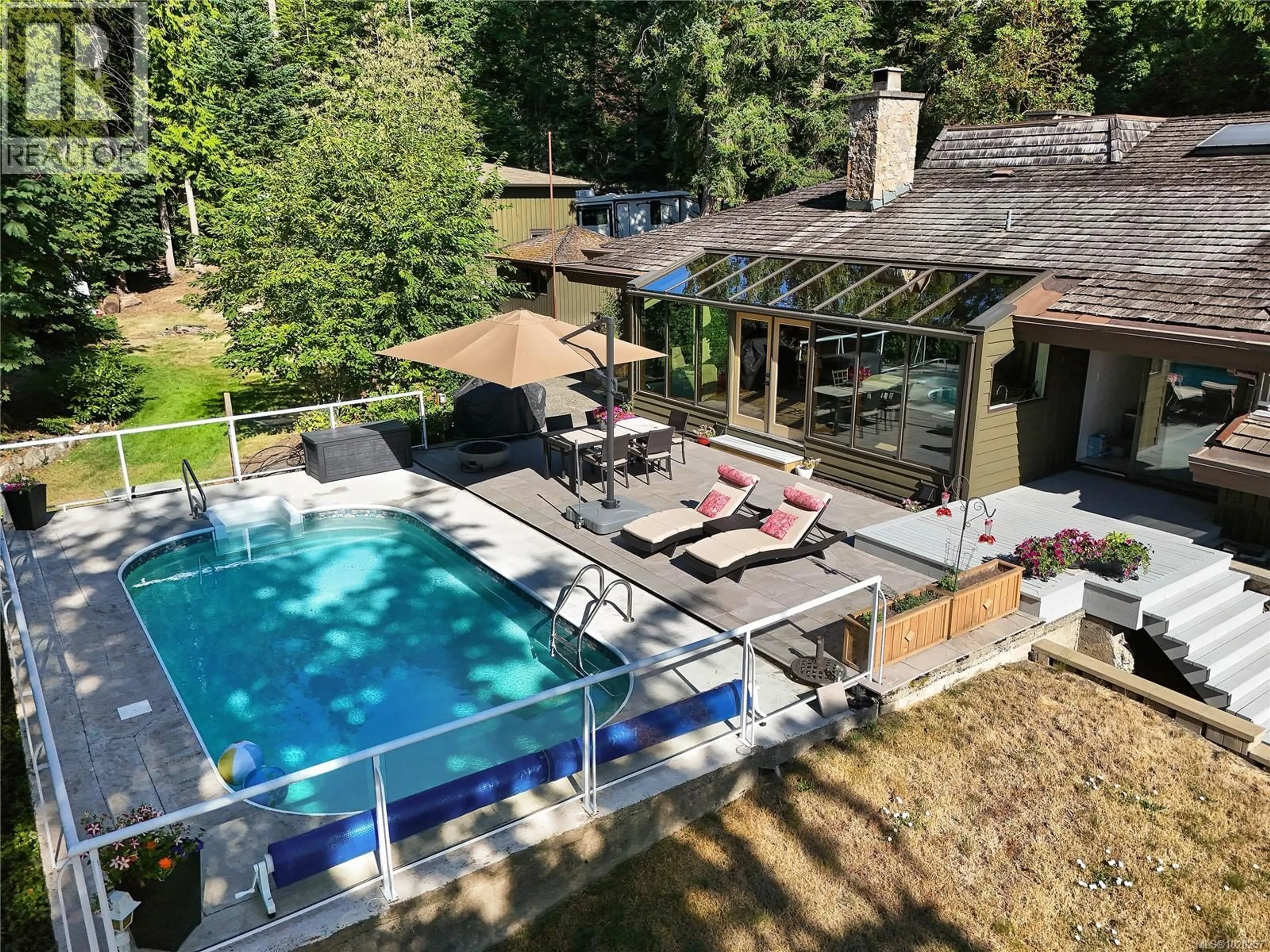 A pic from outside/outdoor area/front of a property/back of a property/a pic from drone, water/lake/river/ocean view for 821 DALKEITH AVENUE, North Saanich British Columbia V8L5G7
