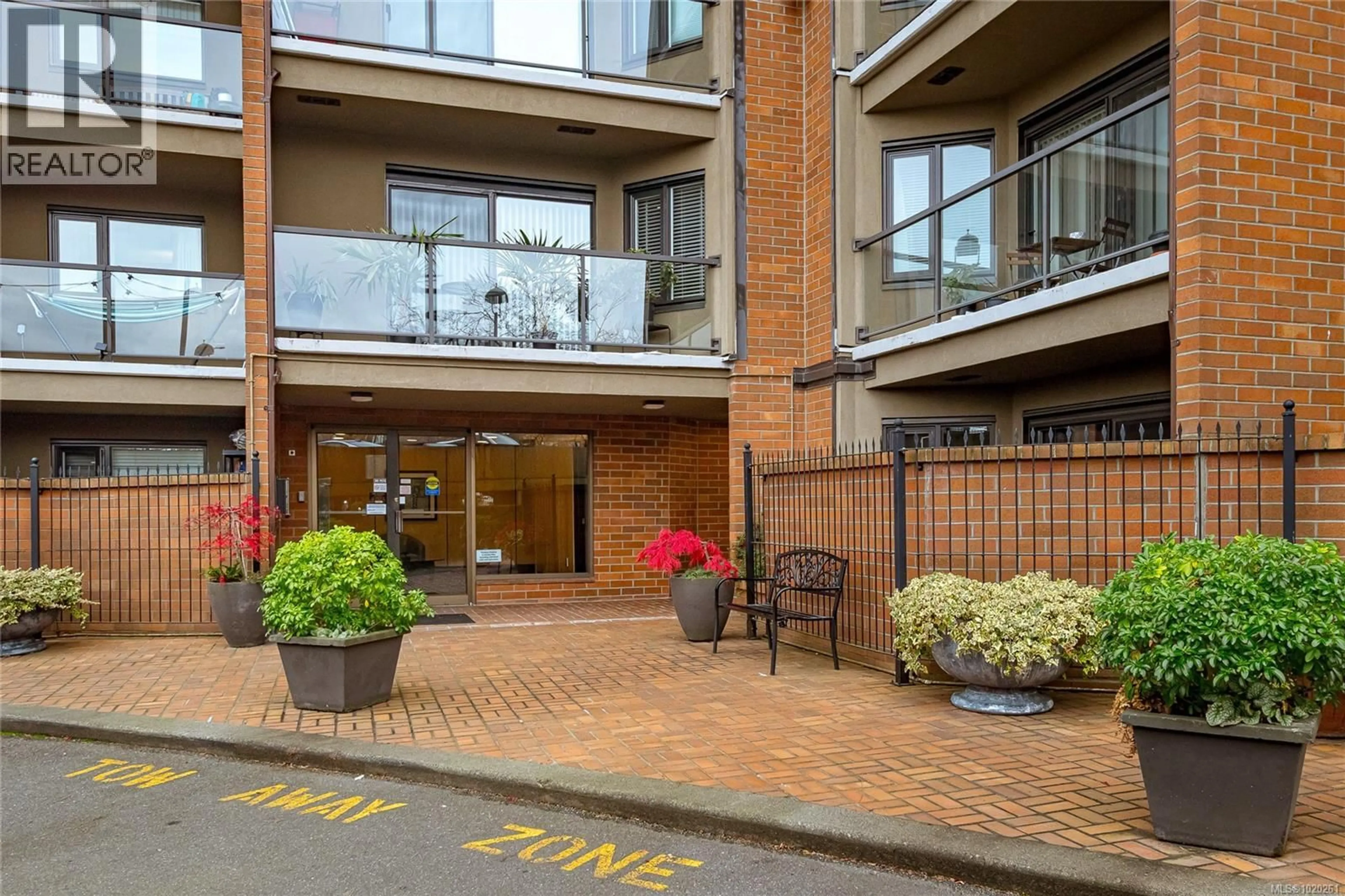 Patio, unknown for 305 - 103 GORGE ROAD EAST, Victoria British Columbia V9A6Z2