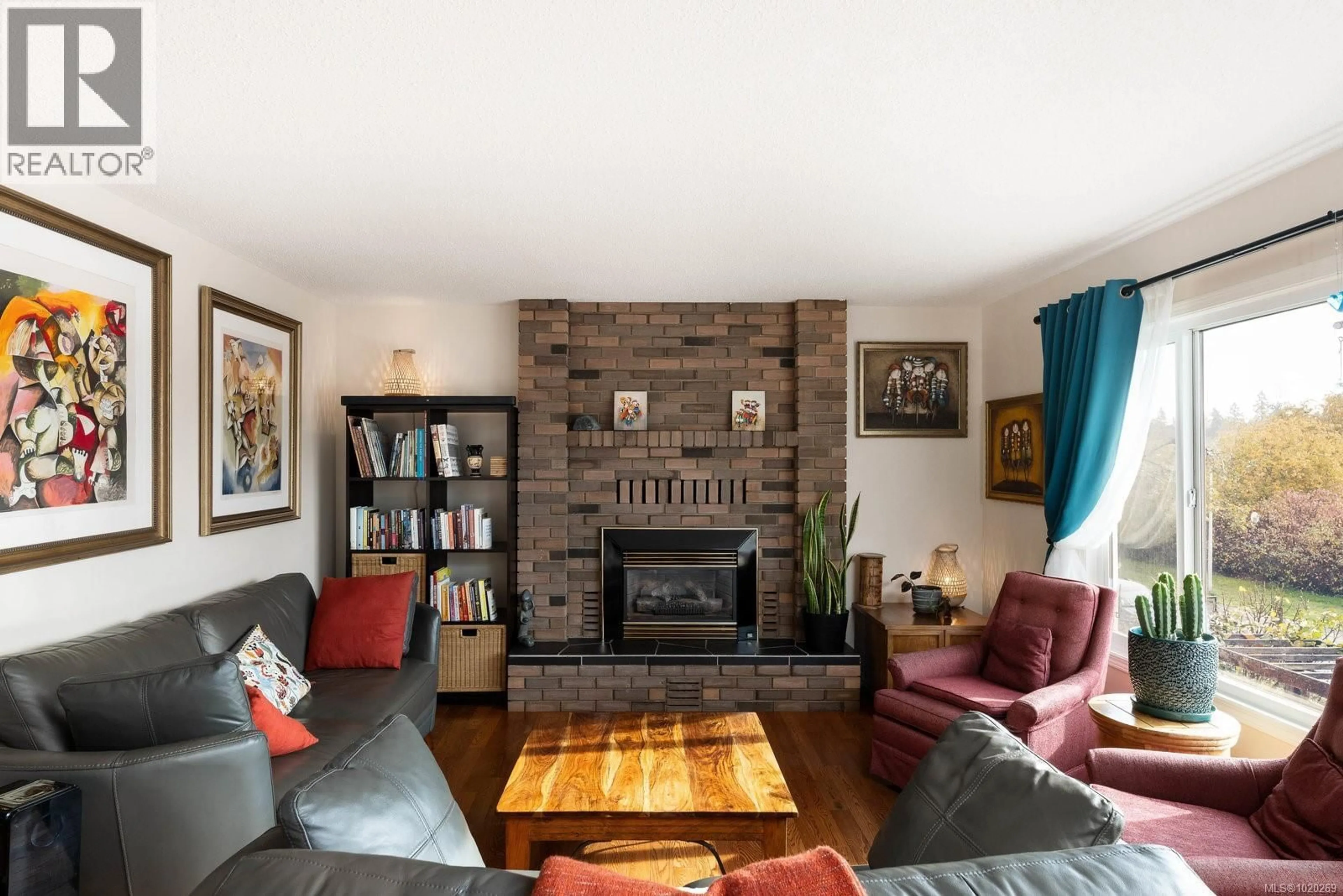 Living room with furniture, unknown for 3955 NELTHORPE STREET, Saanich British Columbia V8X3Z2