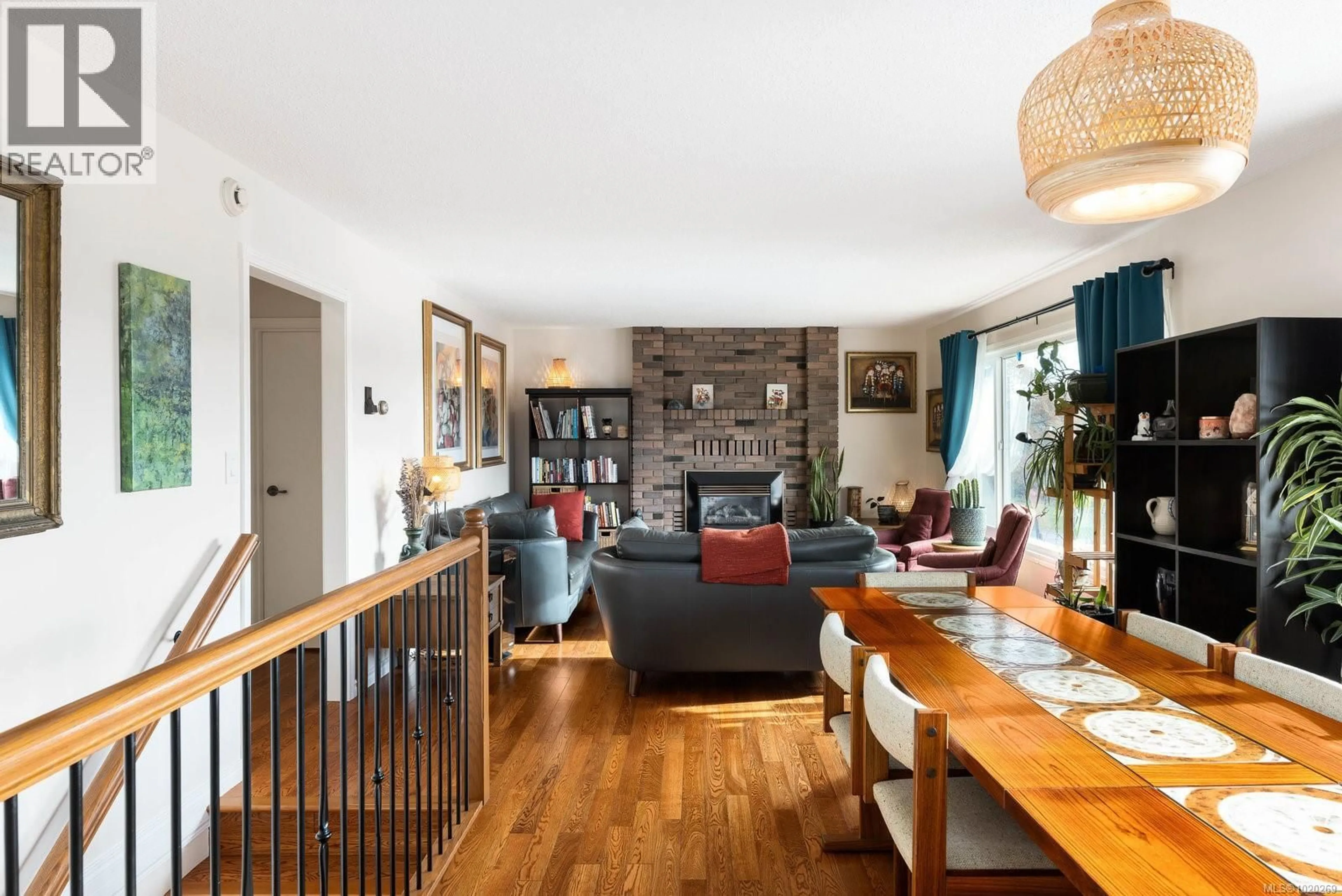 Living room with furniture, wood/laminate floor for 3955 NELTHORPE STREET, Saanich British Columbia V8X3Z2