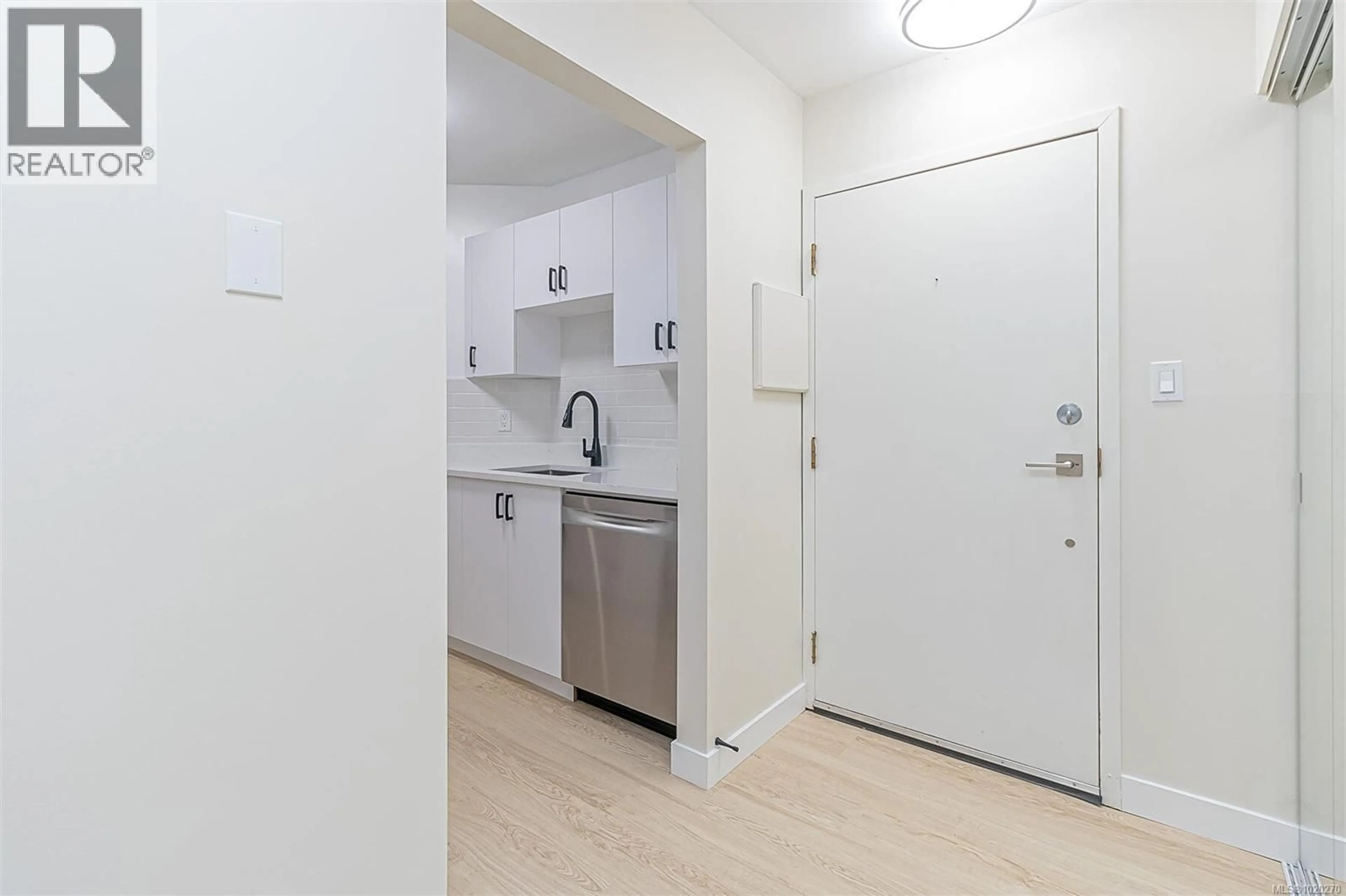 Standard kitchen, unknown for 215 - 3277 QUADRA STREET, Saanich British Columbia V8X4W9