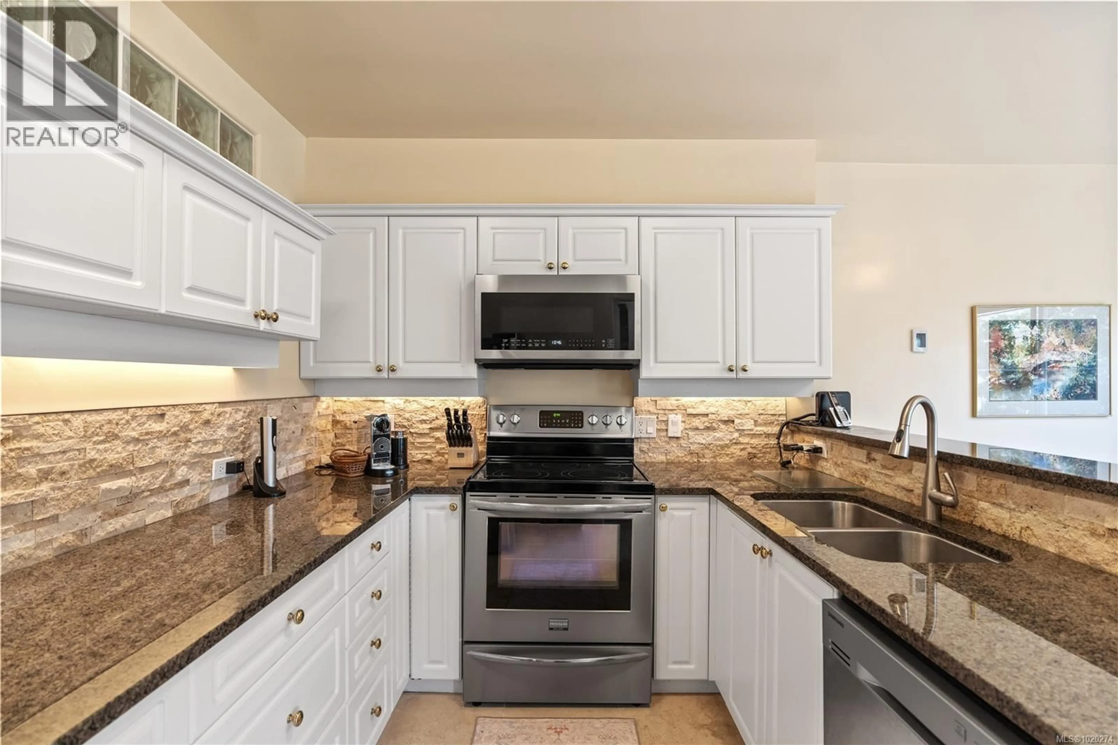 Standard kitchen, ceramic/tile floor for 102 - 405 QUEBEC STREET, Victoria British Columbia V8V4Z2