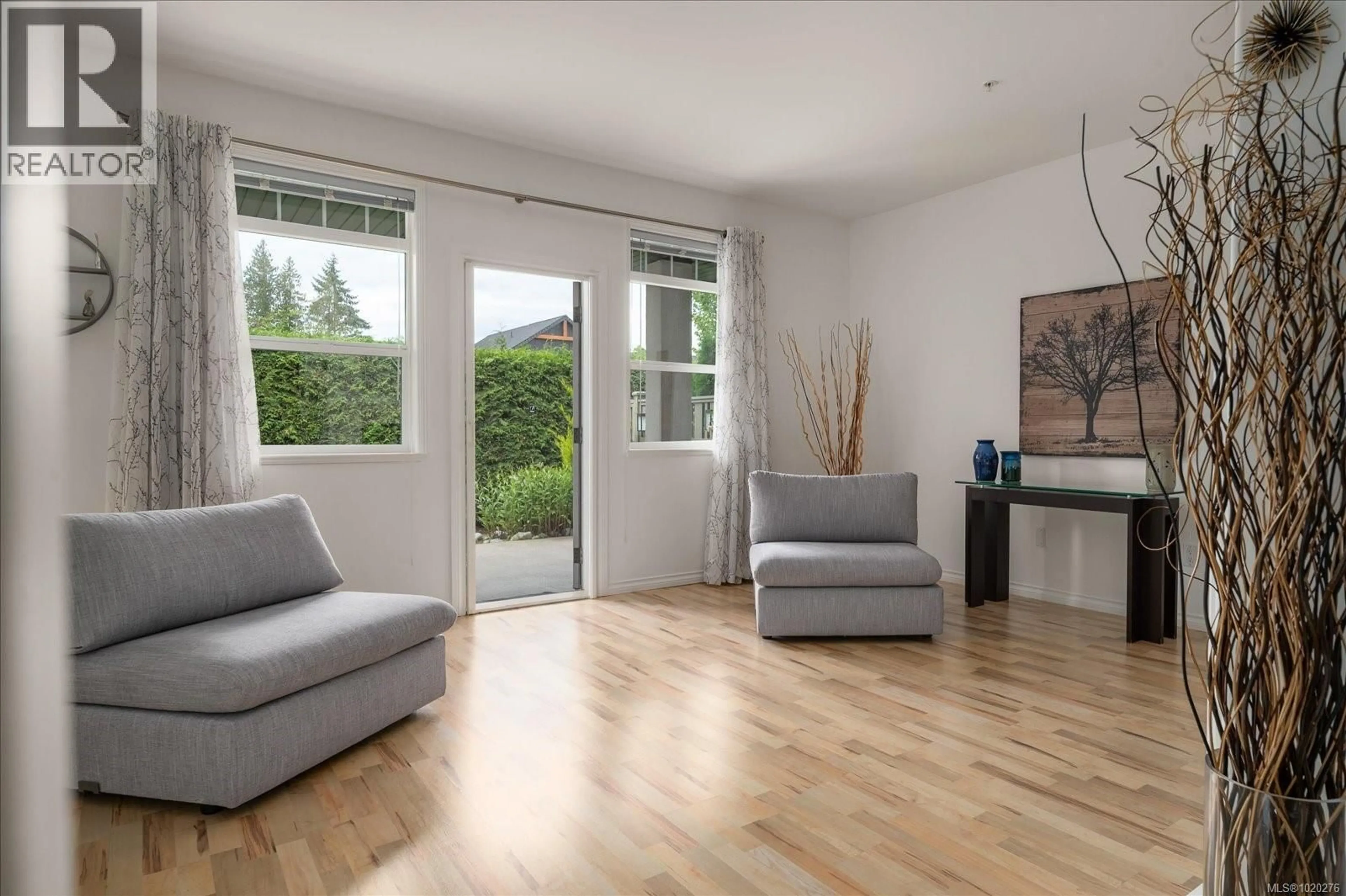 Living room with furniture, wood/laminate floor for 3 - 399 WEMBLEY ROAD, Parksville British Columbia V9P0A6