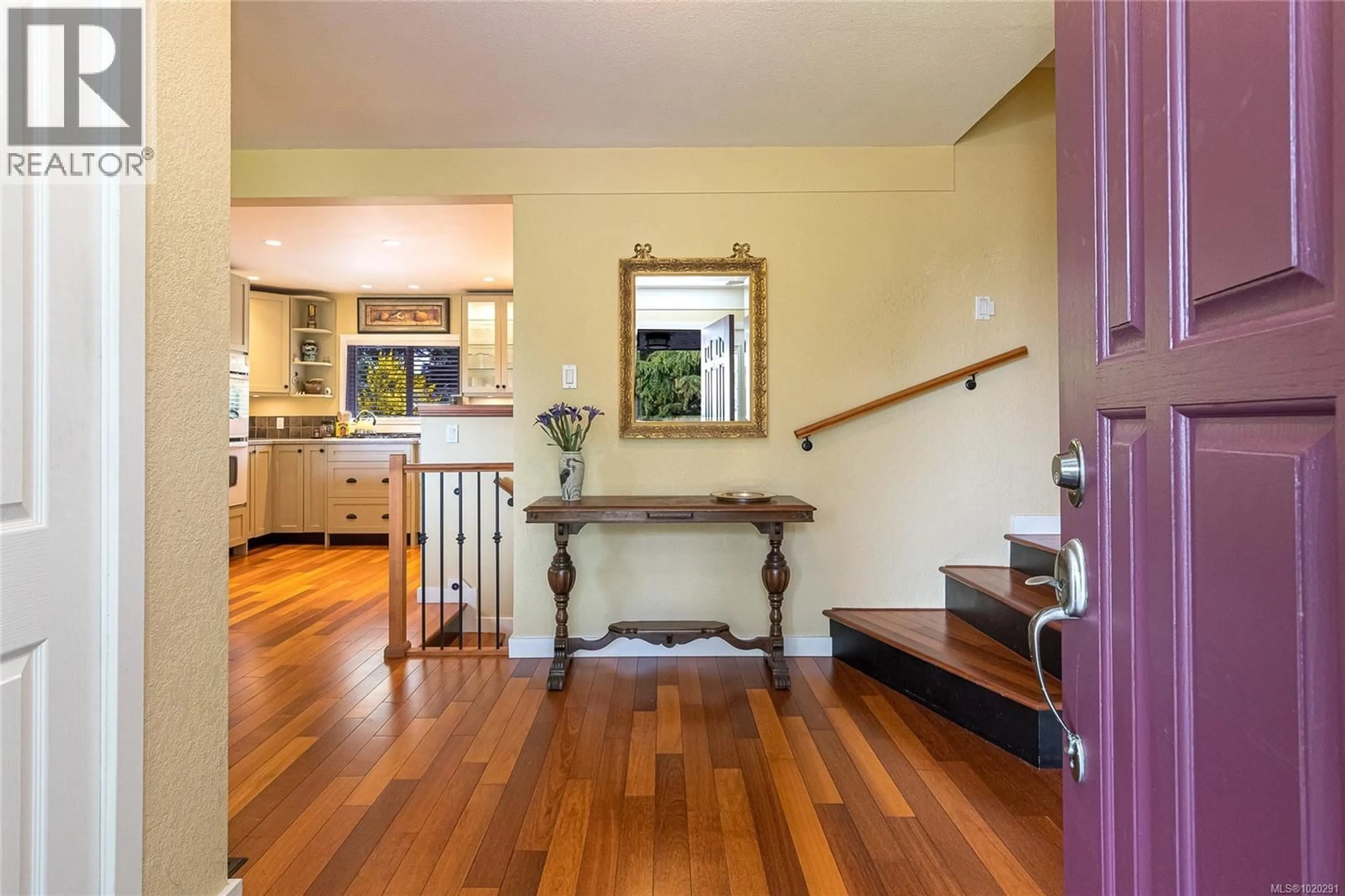 Indoor foyer for 4725 TREETOP HEIGHTS, Saanich British Columbia V8Y1E3