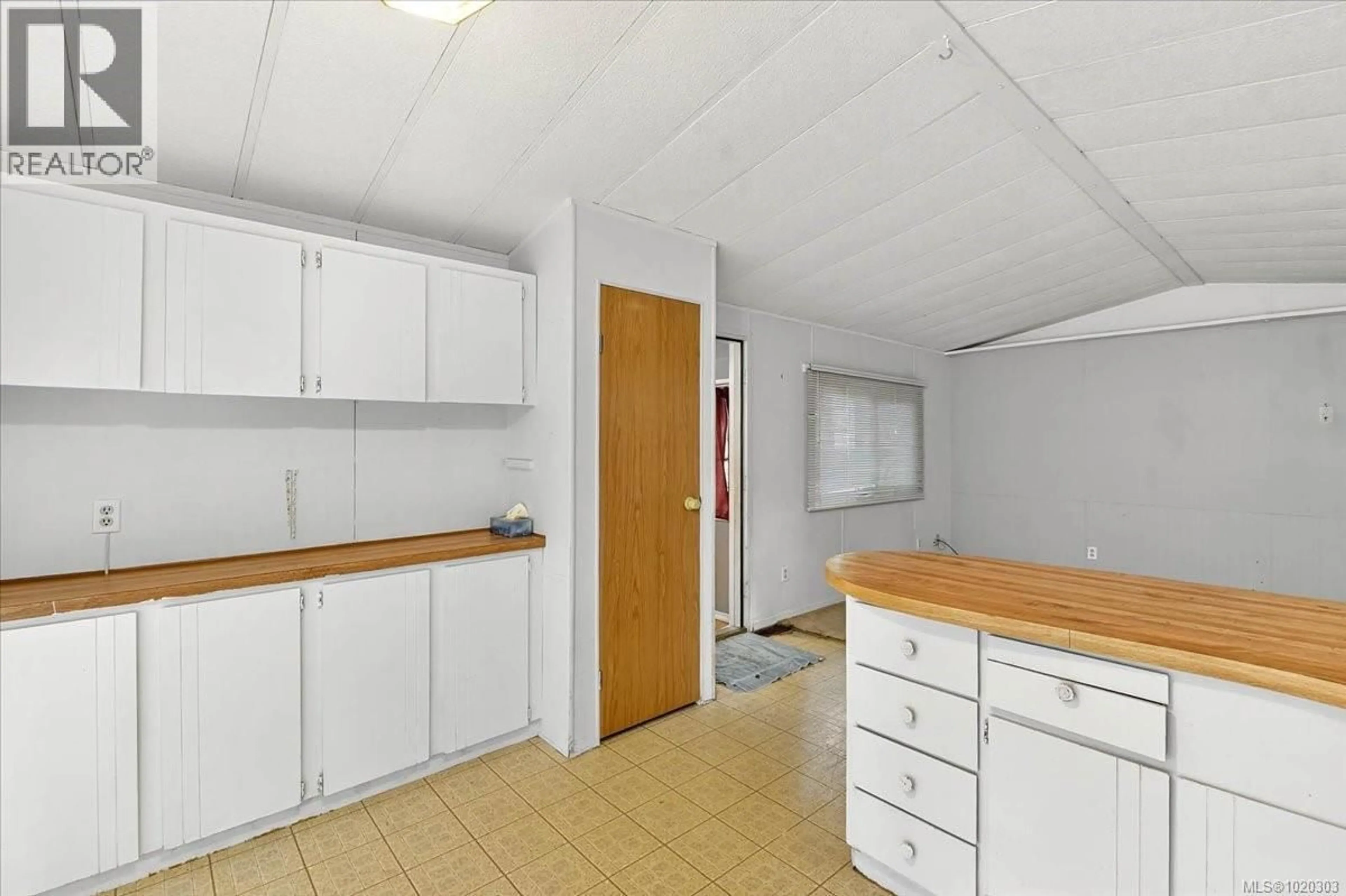 Standard kitchen, unknown for 5560 KITSUKSIS ROAD, Port Alberni British Columbia V9Y8V8