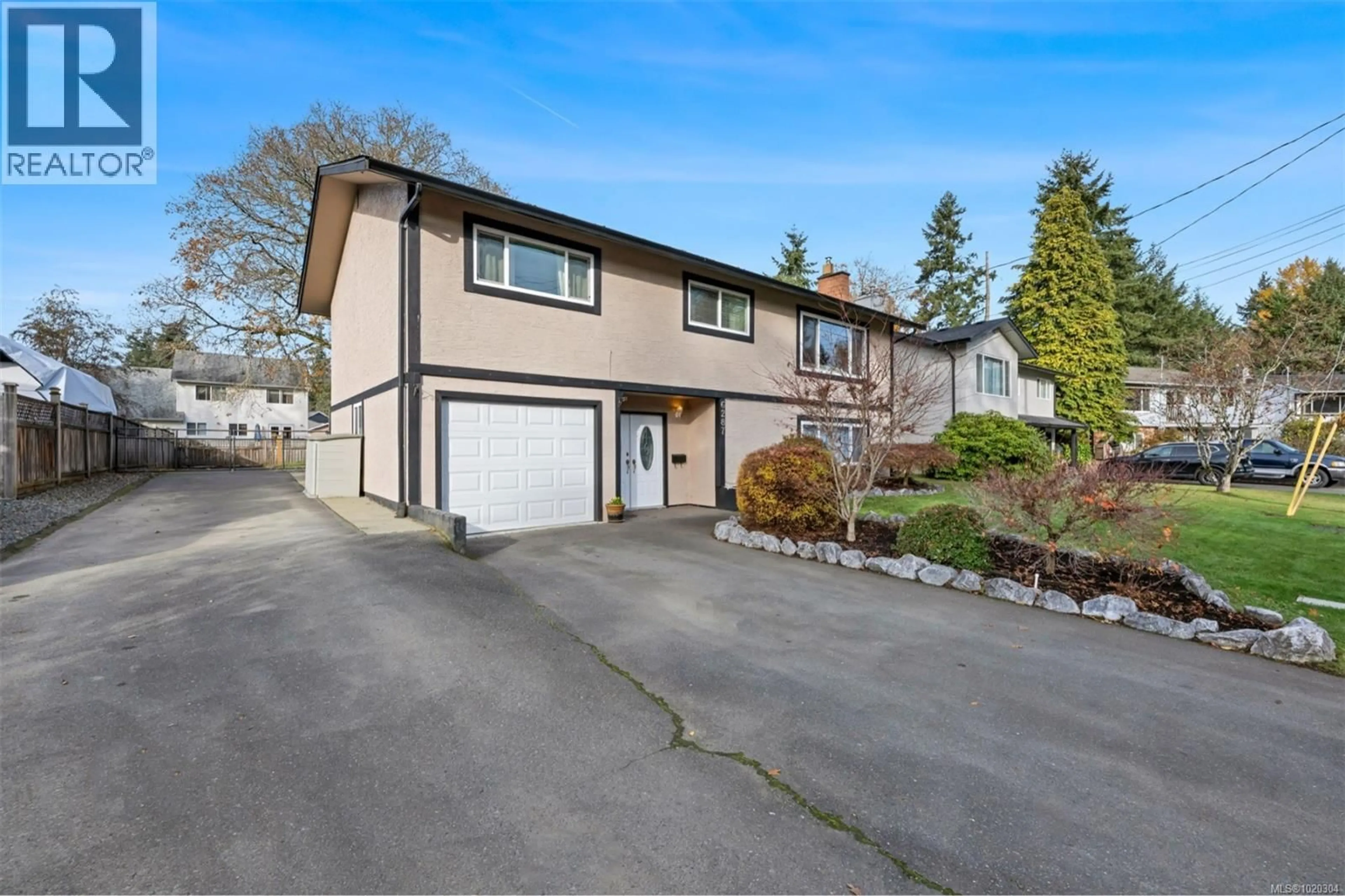 A pic from outside/outdoor area/front of a property/back of a property/a pic from drone, street for 6287 FAIRVIEW WAY, Duncan British Columbia V9L2J4