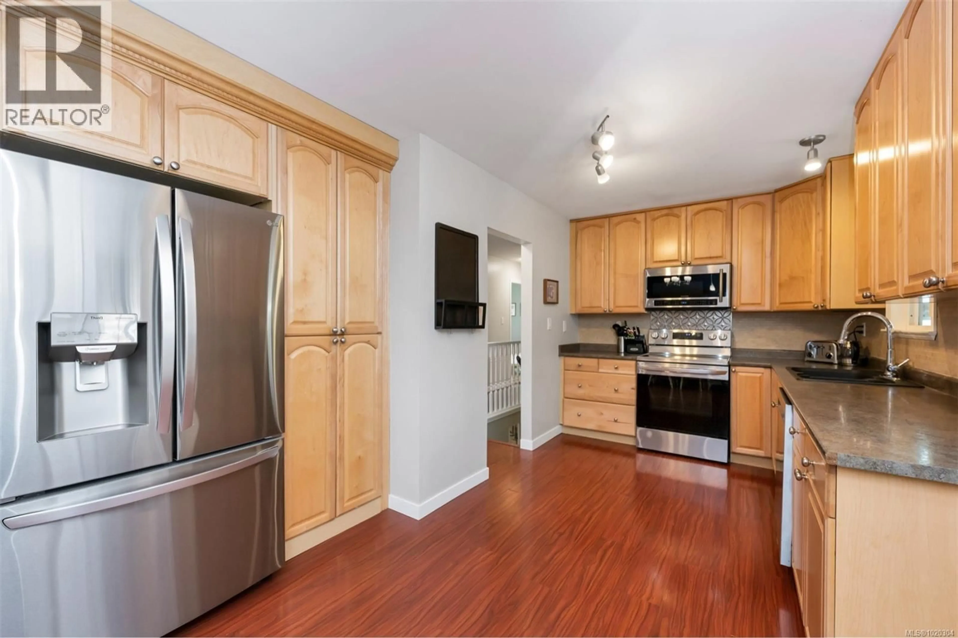 Standard kitchen, wood/laminate floor for 6287 FAIRVIEW WAY, Duncan British Columbia V9L2J4