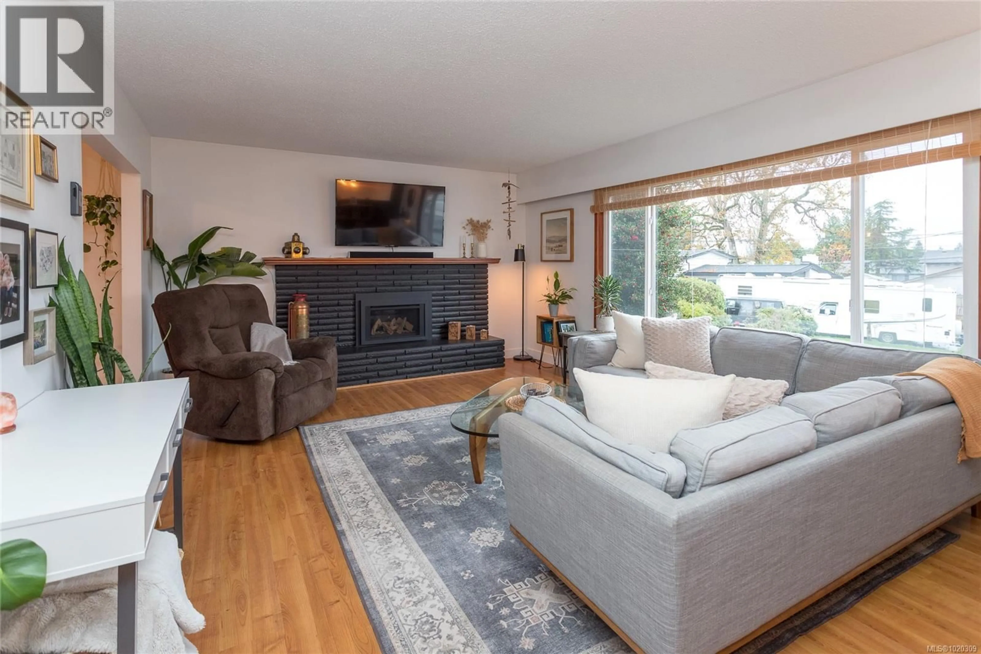 Living room with furniture, wood/laminate floor for 9583 CHRISTINE PLACE, Sidney British Columbia V8L2S7