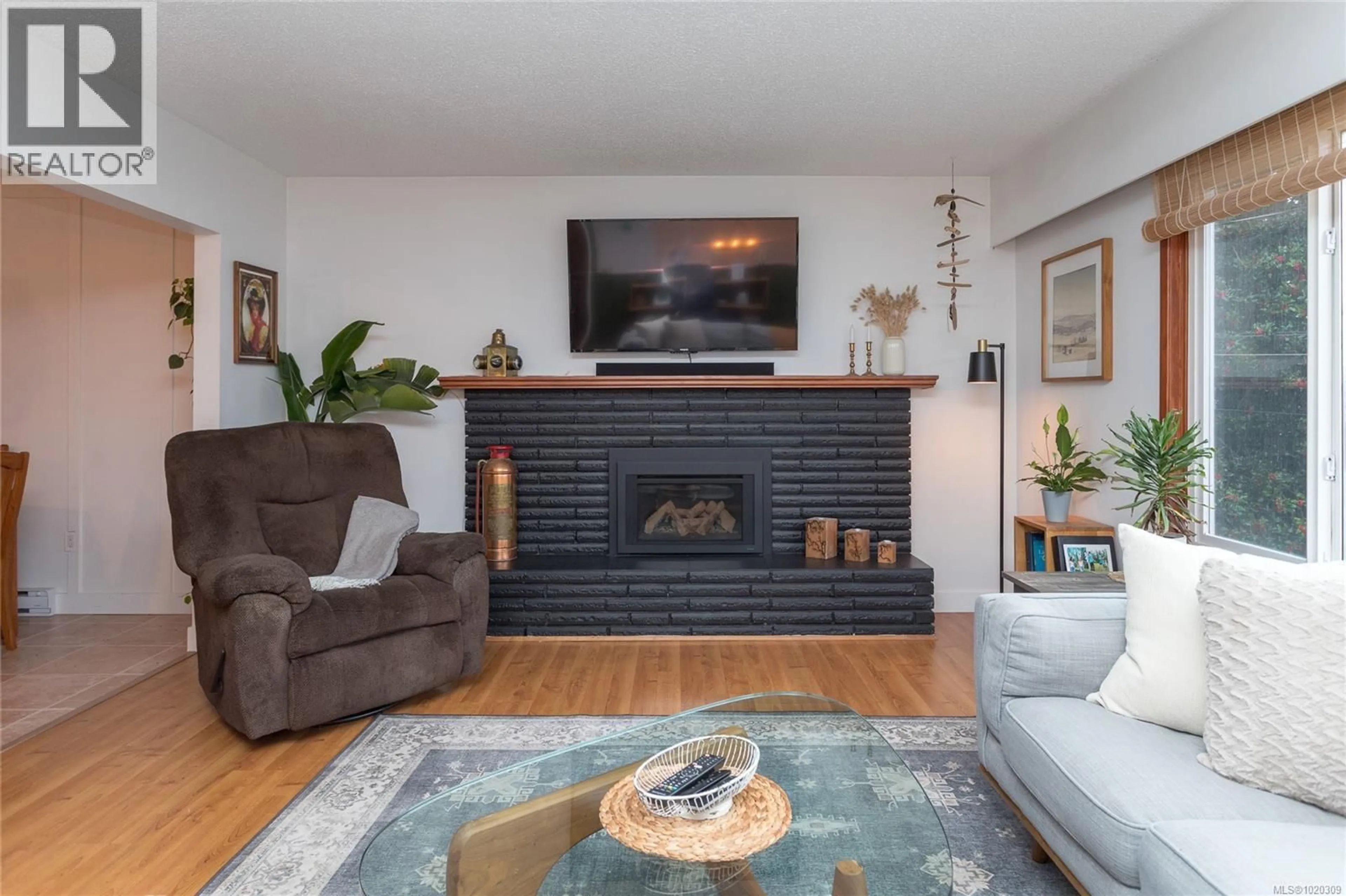 Living room with furniture, wood/laminate floor for 9583 CHRISTINE PLACE, Sidney British Columbia V8L2S7