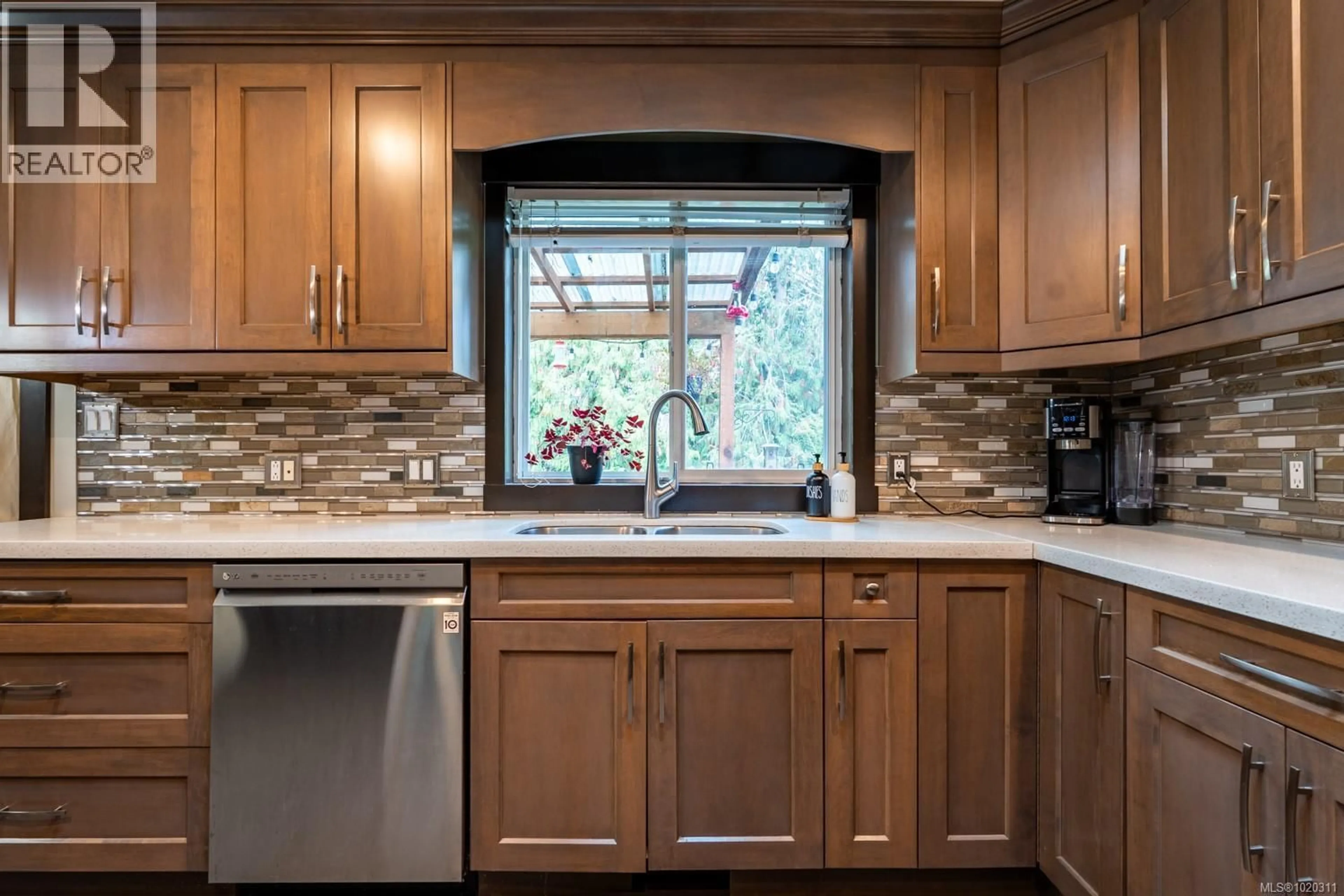 Contemporary kitchen, ceramic/tile floor for 1941 KELLS BAY, Nanaimo British Columbia V9X1H1