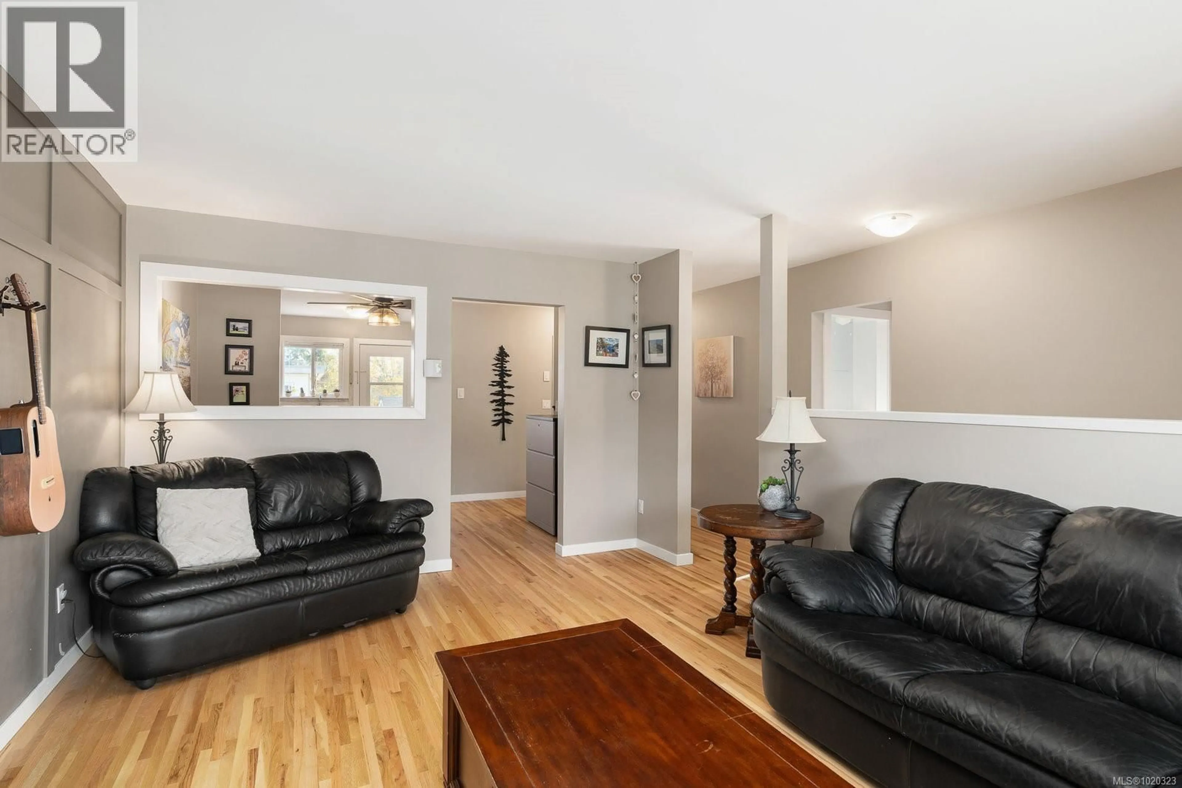 Living room with furniture, wood/laminate floor for 9579 EPCO DRIVE, Sidney British Columbia V8L2T1