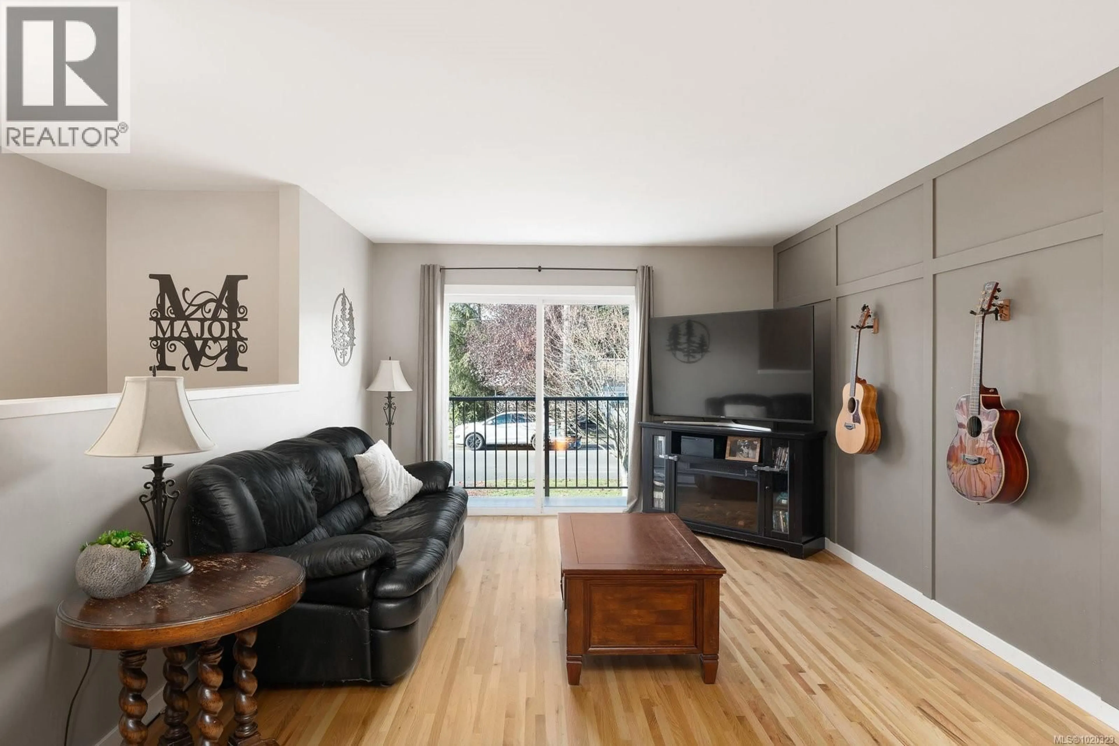 Living room with furniture, wood/laminate floor for 9579 EPCO DRIVE, Sidney British Columbia V8L2T1