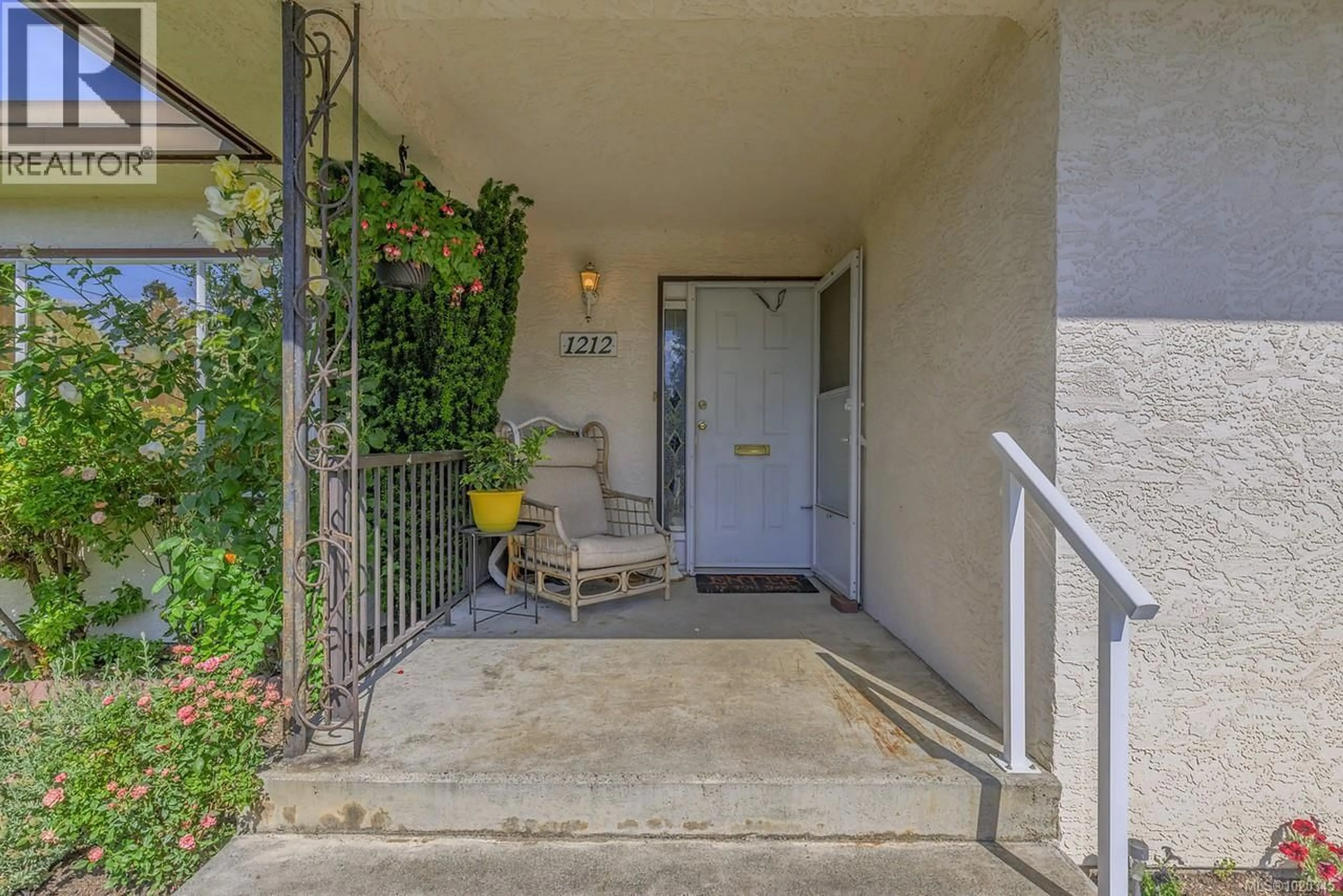 Indoor entryway for 1212 WADDINGTON ROAD, Nanaimo British Columbia V9S4V5