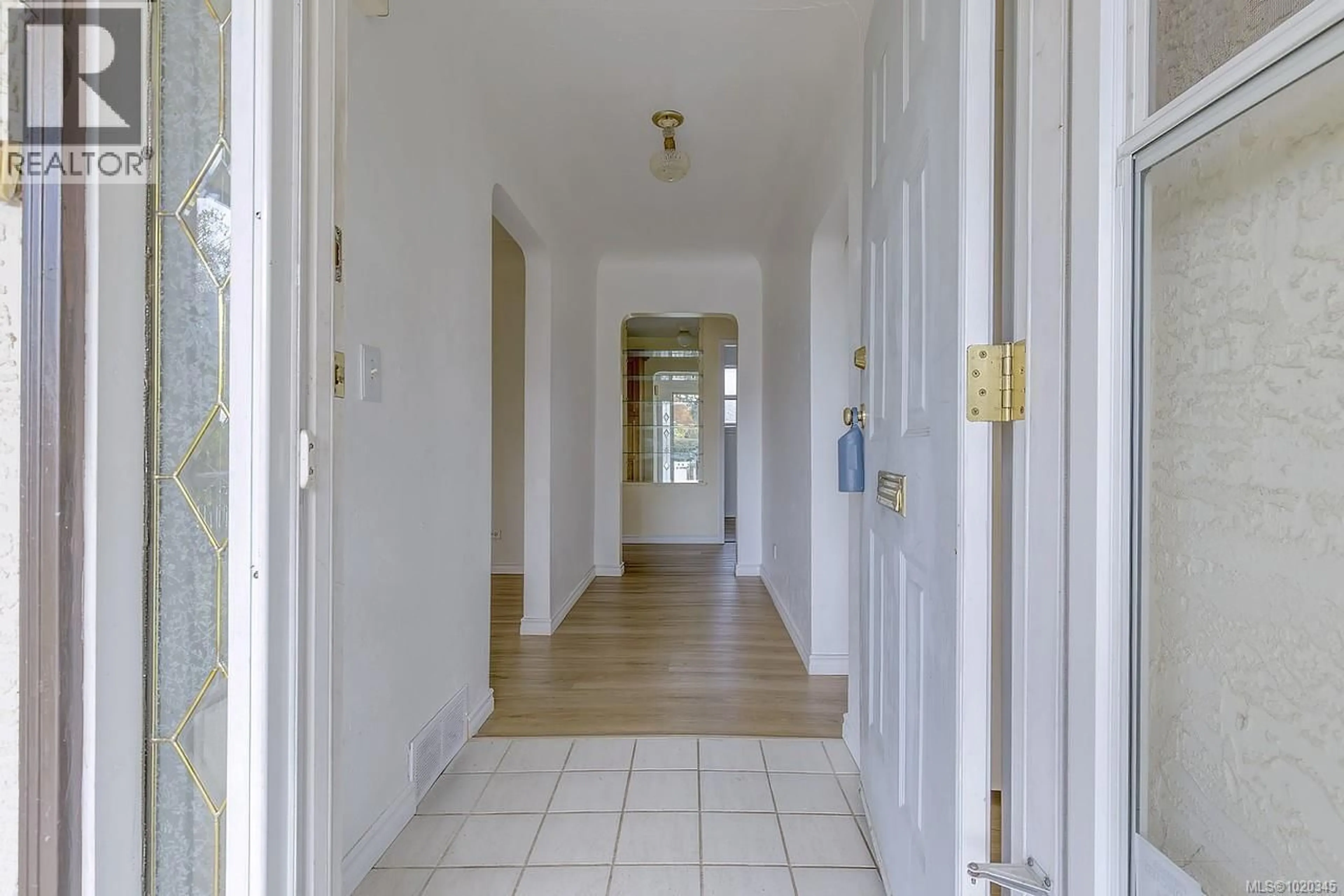 Indoor foyer for 1212 WADDINGTON ROAD, Nanaimo British Columbia V9S4V5