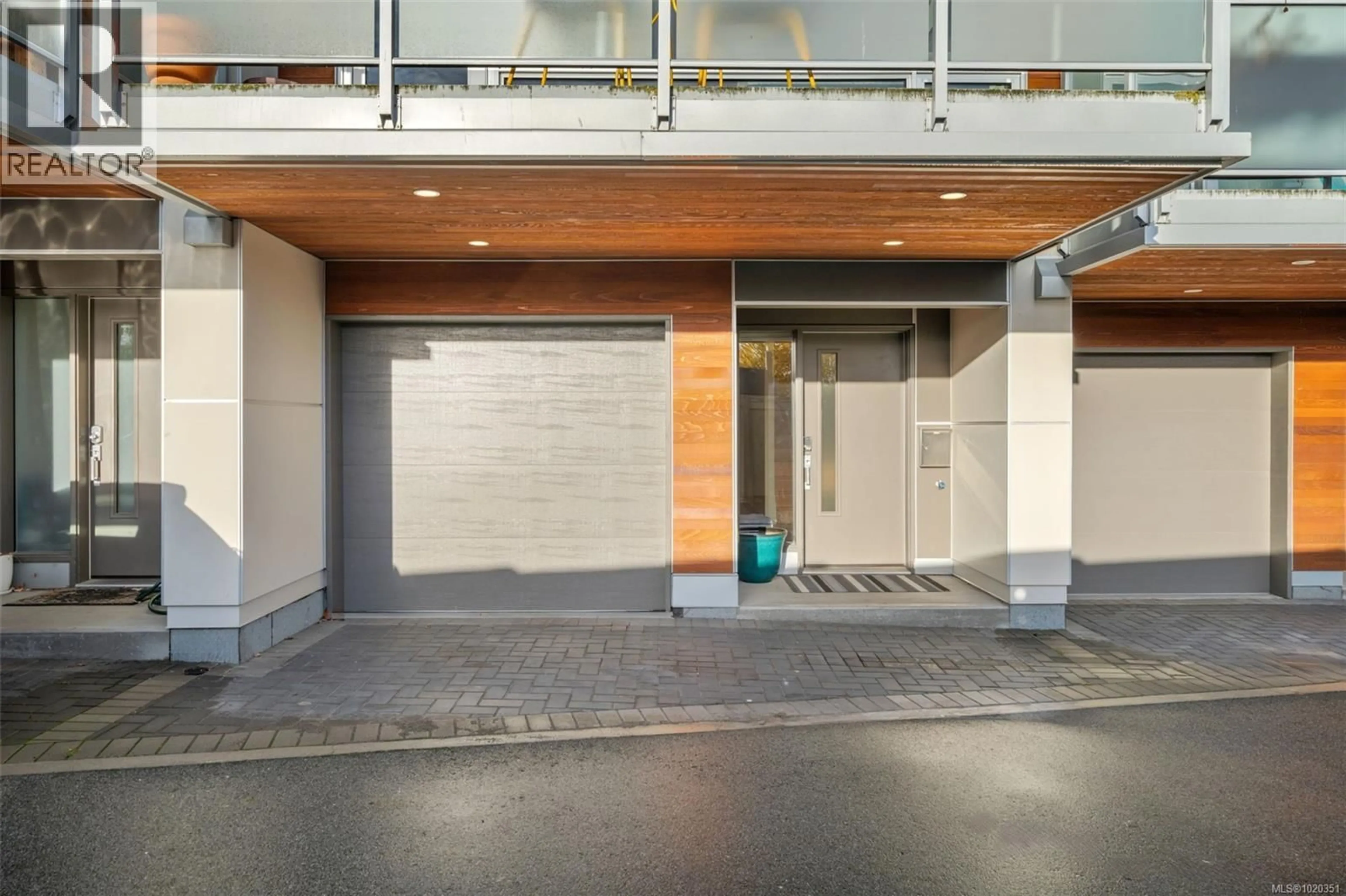 Indoor foyer for 4 - 2830 IRMA STREET, Victoria British Columbia V9A1S2