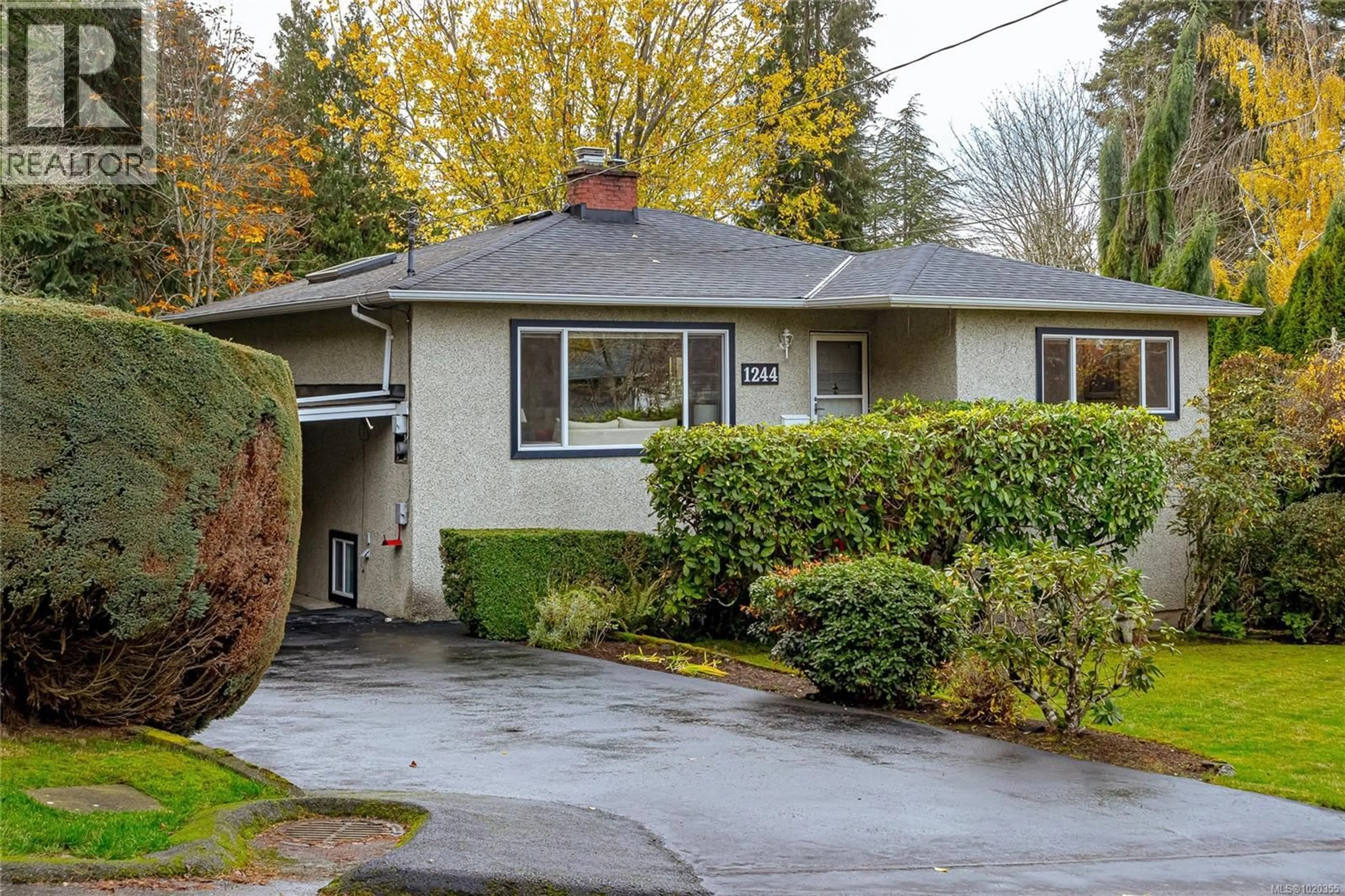Home with vinyl exterior material, street for 1244 PEARCE CRESCENT, Saanich British Columbia V8X3S9
