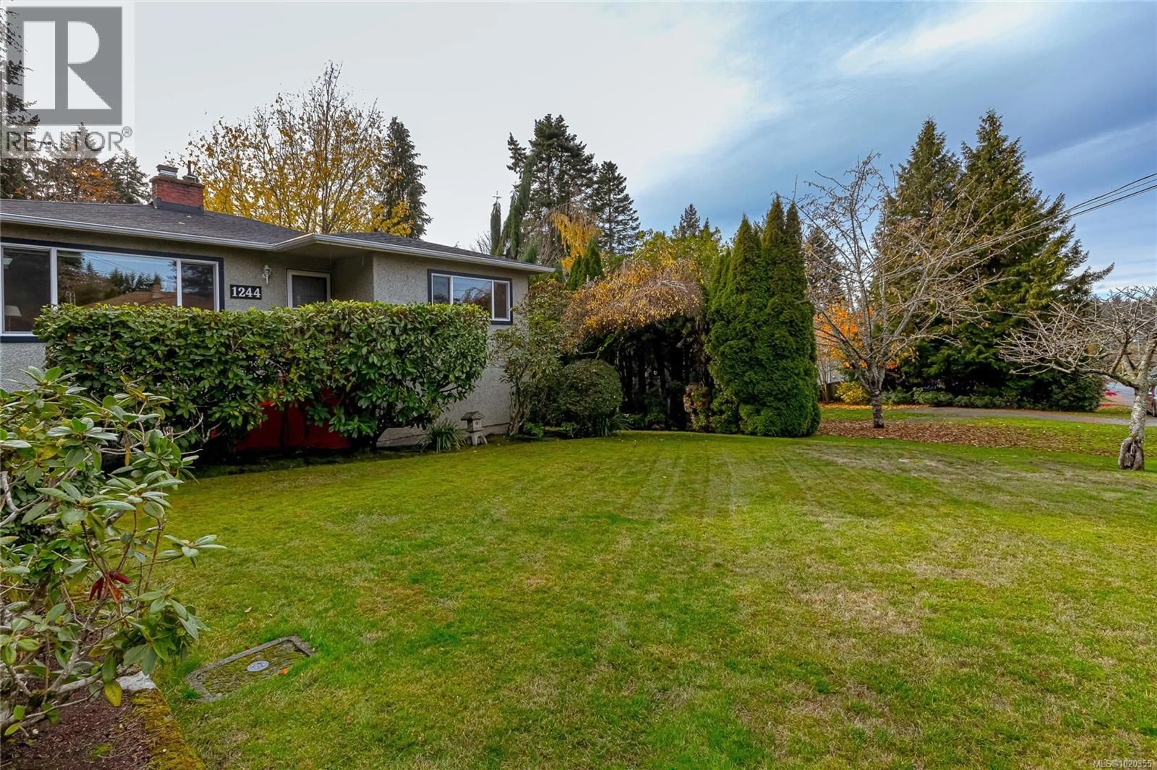 A pic from outside/outdoor area/front of a property/back of a property/a pic from drone, unknown for 1244 PEARCE CRESCENT, Saanich British Columbia V8X3S9
