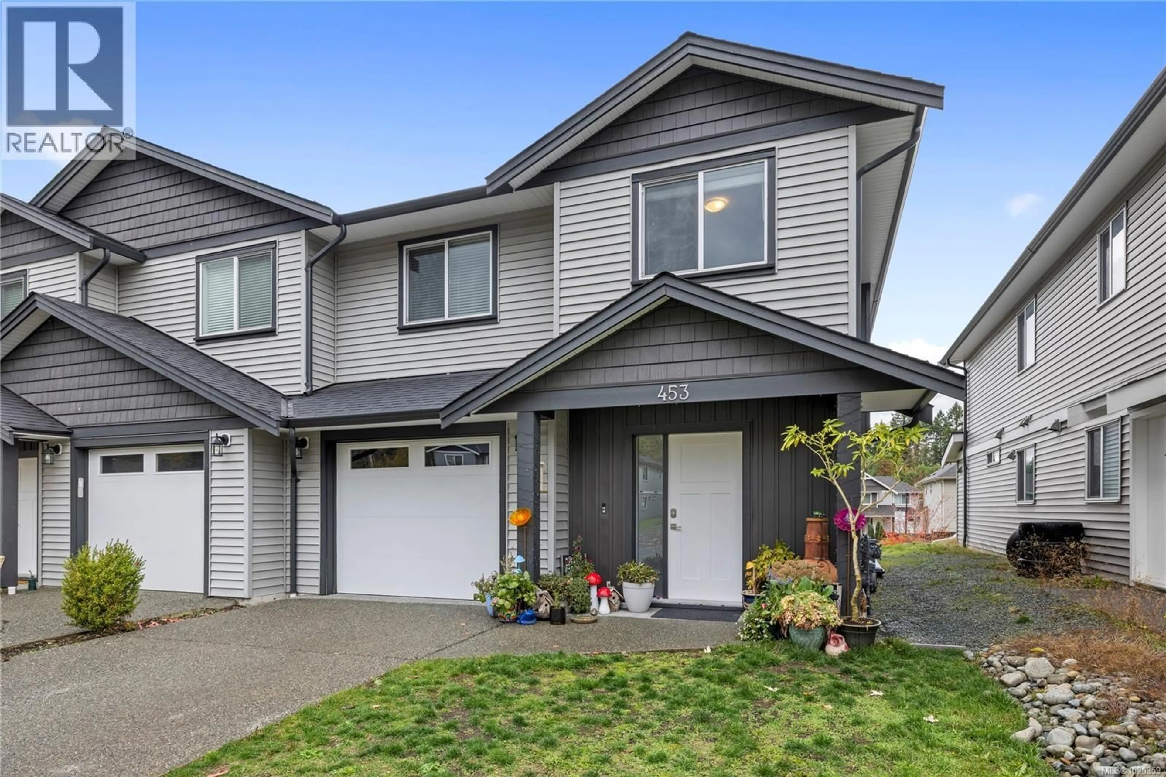 Home with vinyl exterior material, street for 453 SILVER MOUNTAIN DRIVE, Nanaimo British Columbia V9R0J5