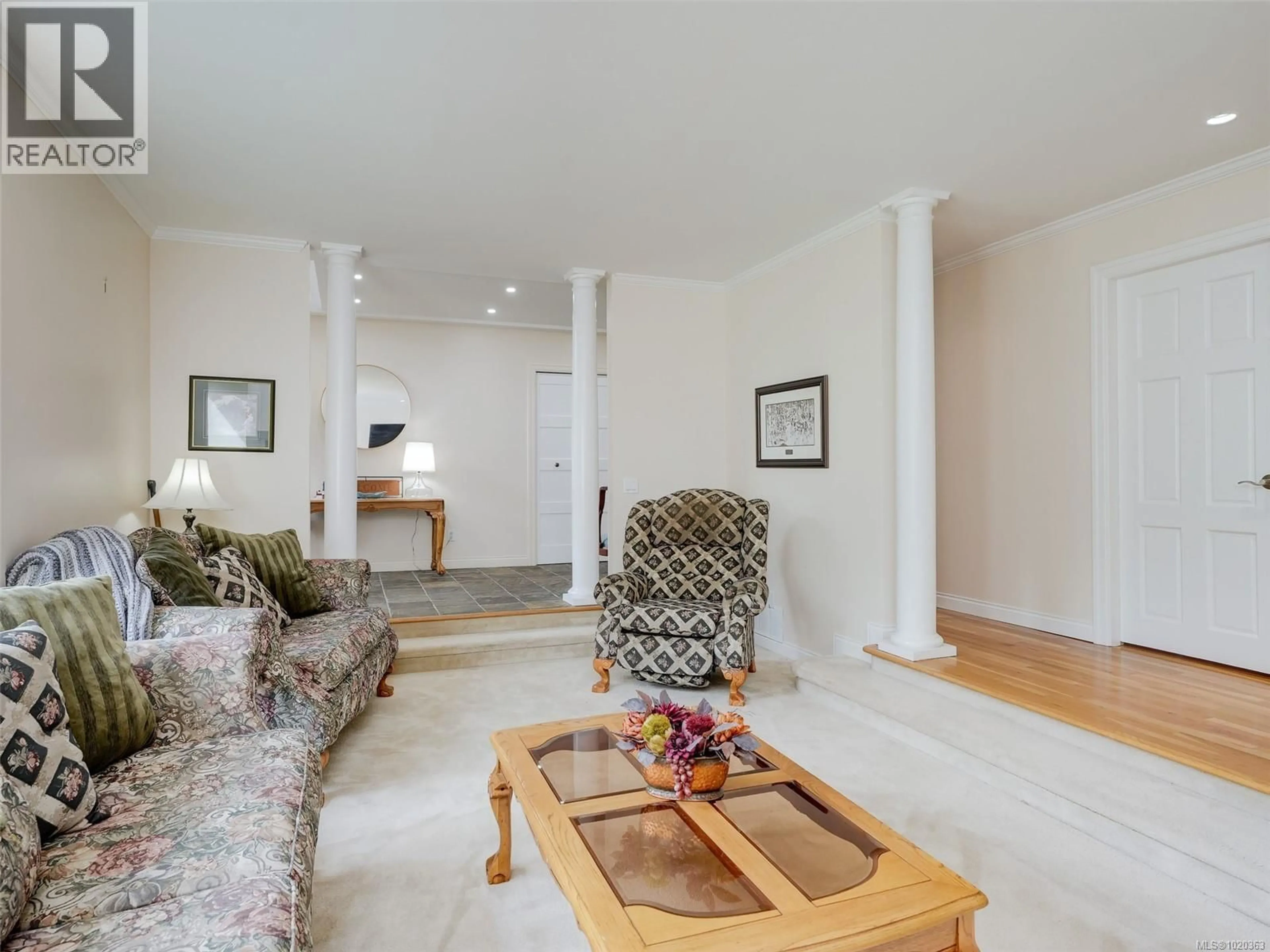 Living room with furniture, unknown for 3914 GIBSON COURT, Saanich British Columbia V8N6E2