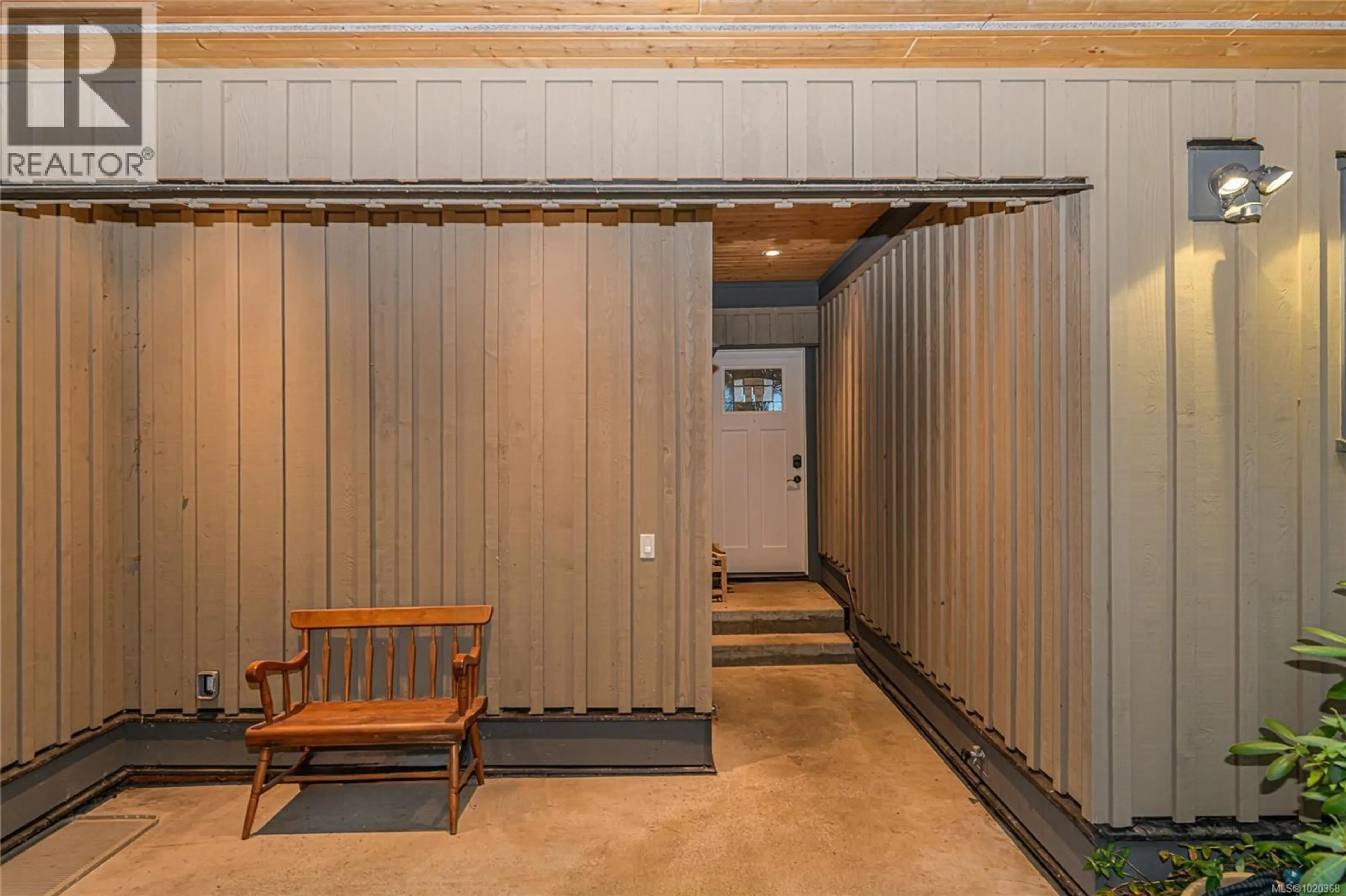 Indoor foyer for 140 MT. BAKER CRESCENT, Salt Spring British Columbia V8K2J7
