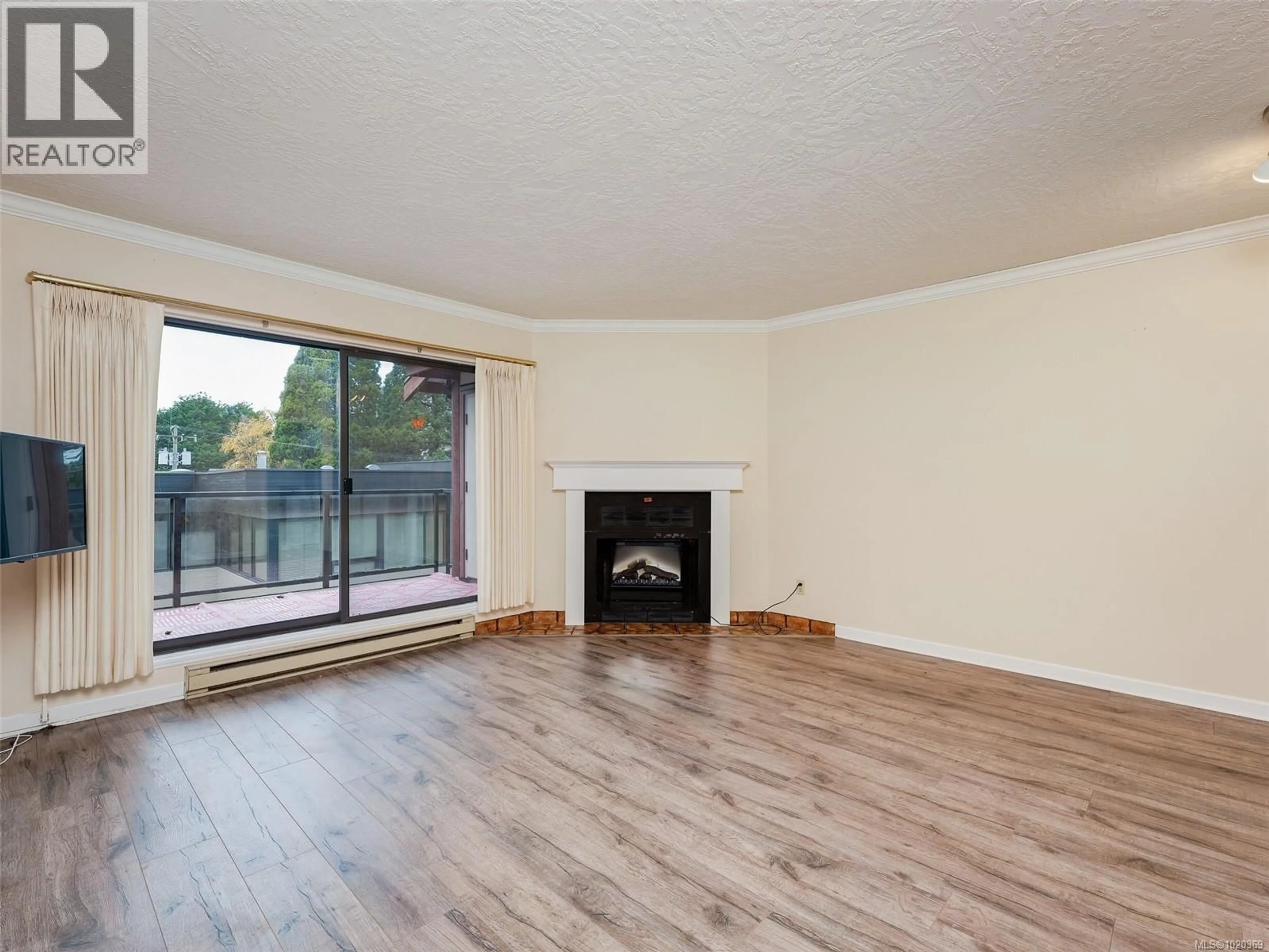 Living room with furniture, wood/laminate floor for 403 - 420 PARRY STREET, Victoria British Columbia V8V2H7
