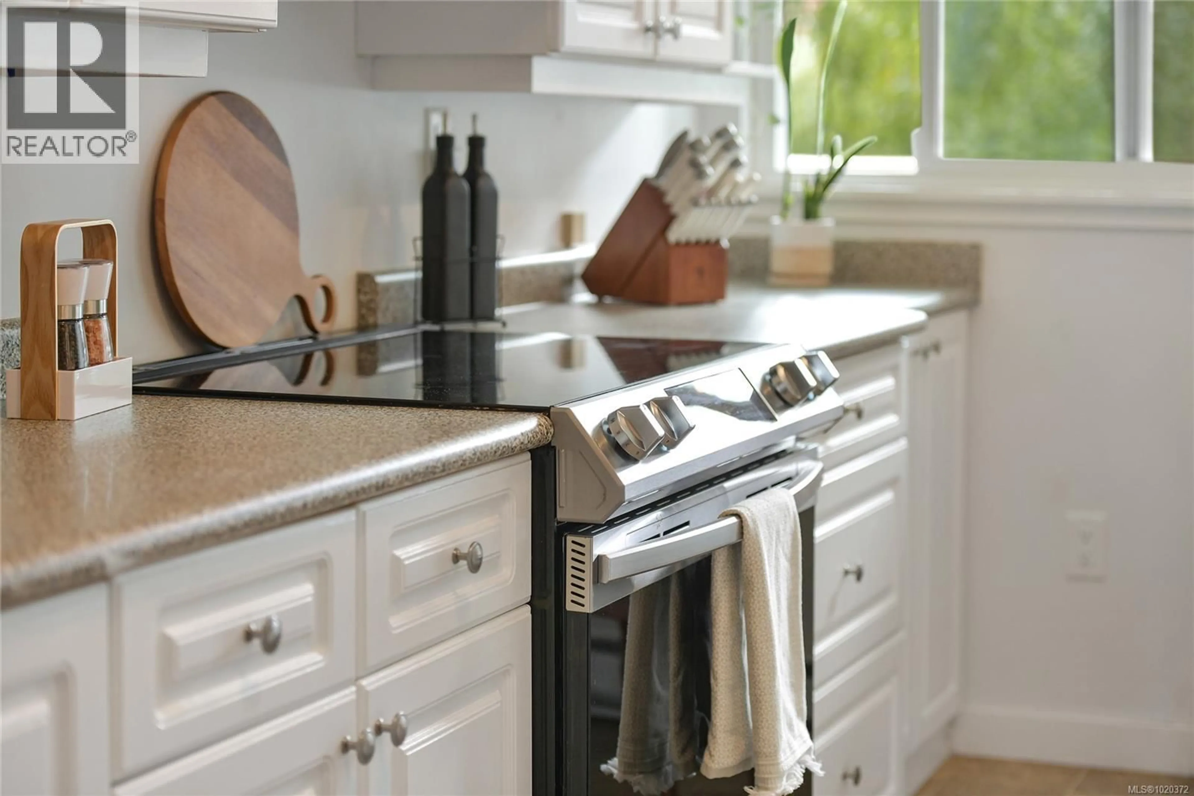 Unknown for 301 - 1366 HILLSIDE AVENUE, Victoria British Columbia V8T2B5