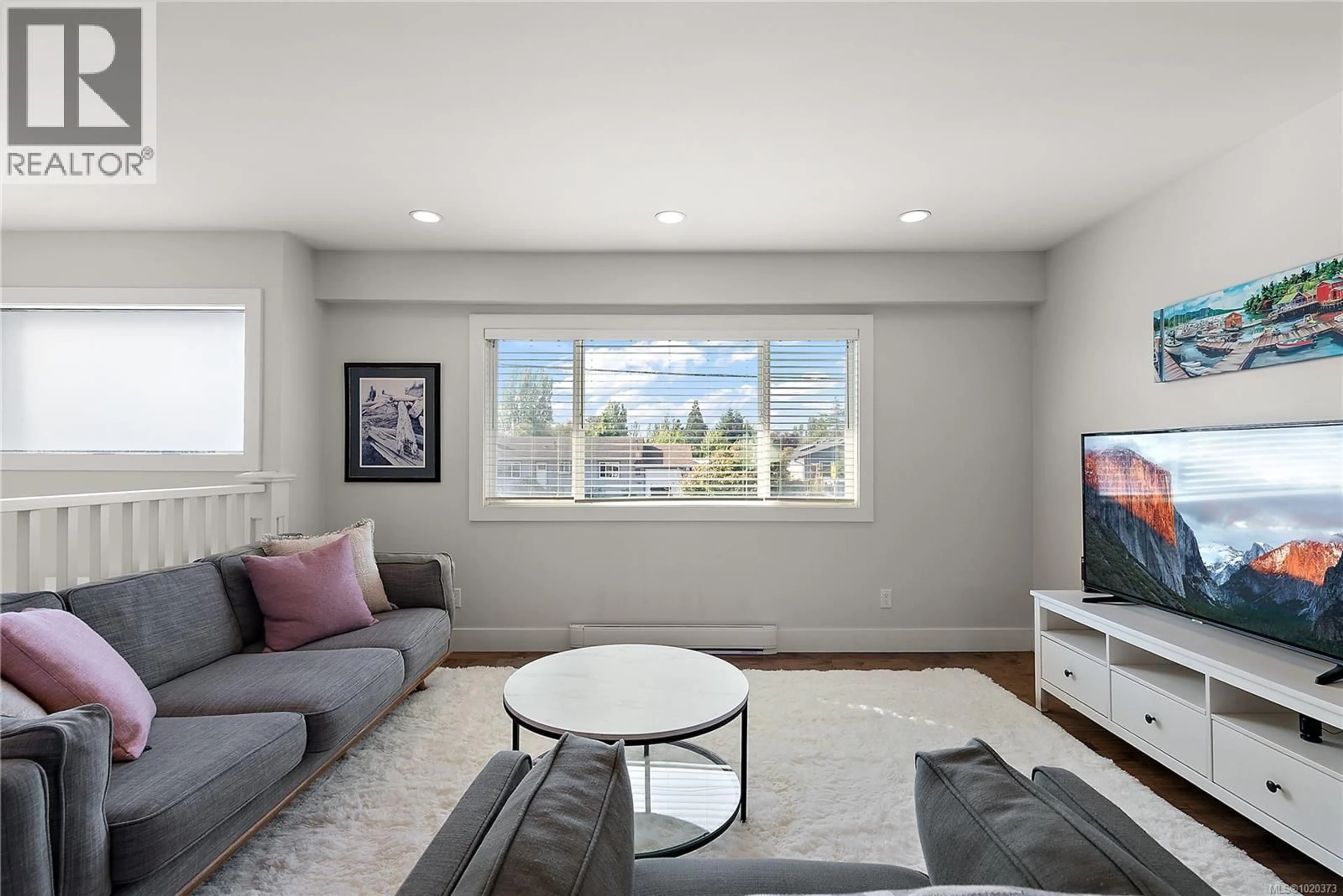 Living room with furniture, unknown for 2178 MILLS ROAD, Sidney British Columbia V8L2C1