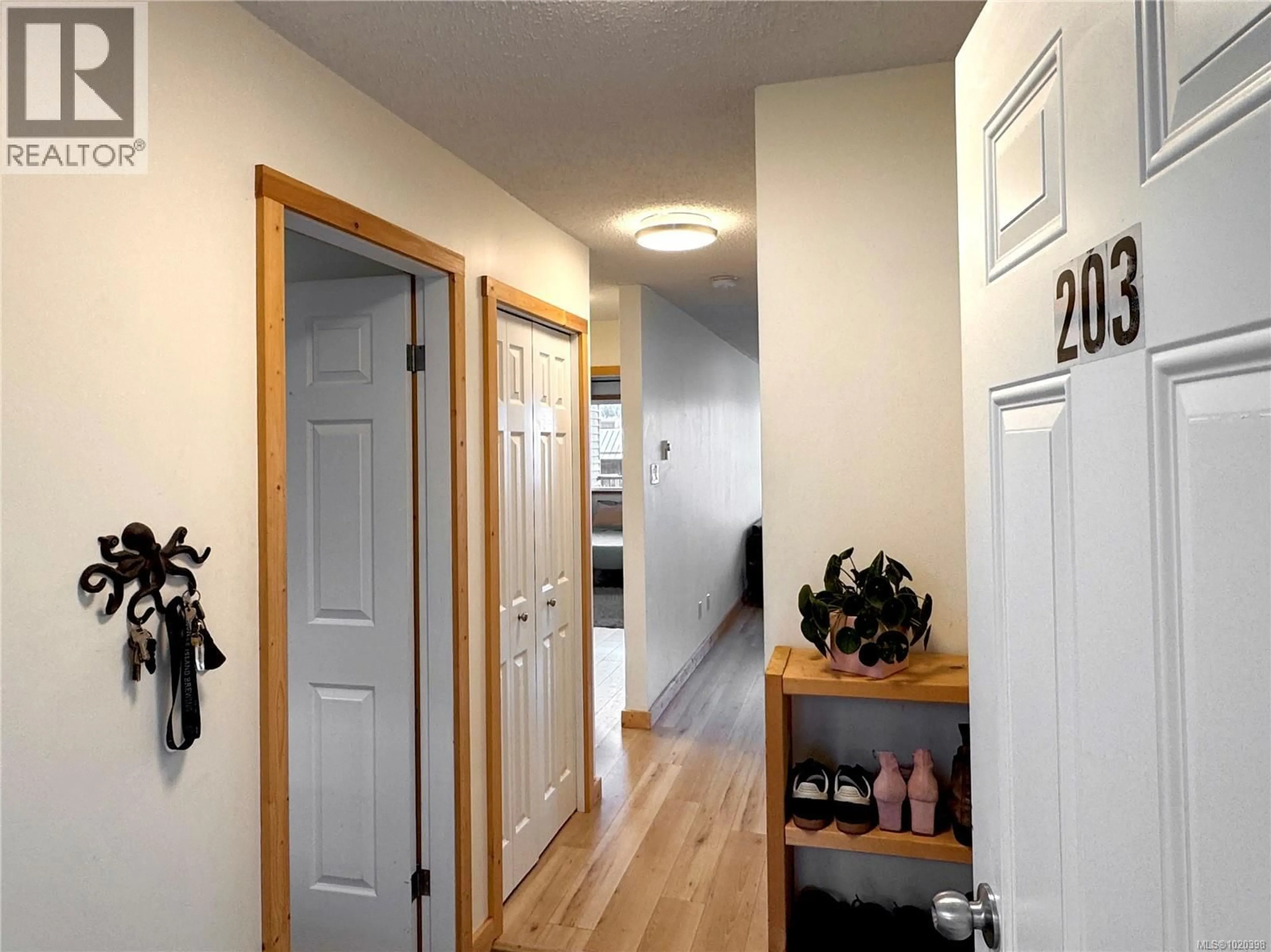 Indoor entryway for 203 - 250 HEMLOCK STREET, Ucluelet British Columbia V0R3A0