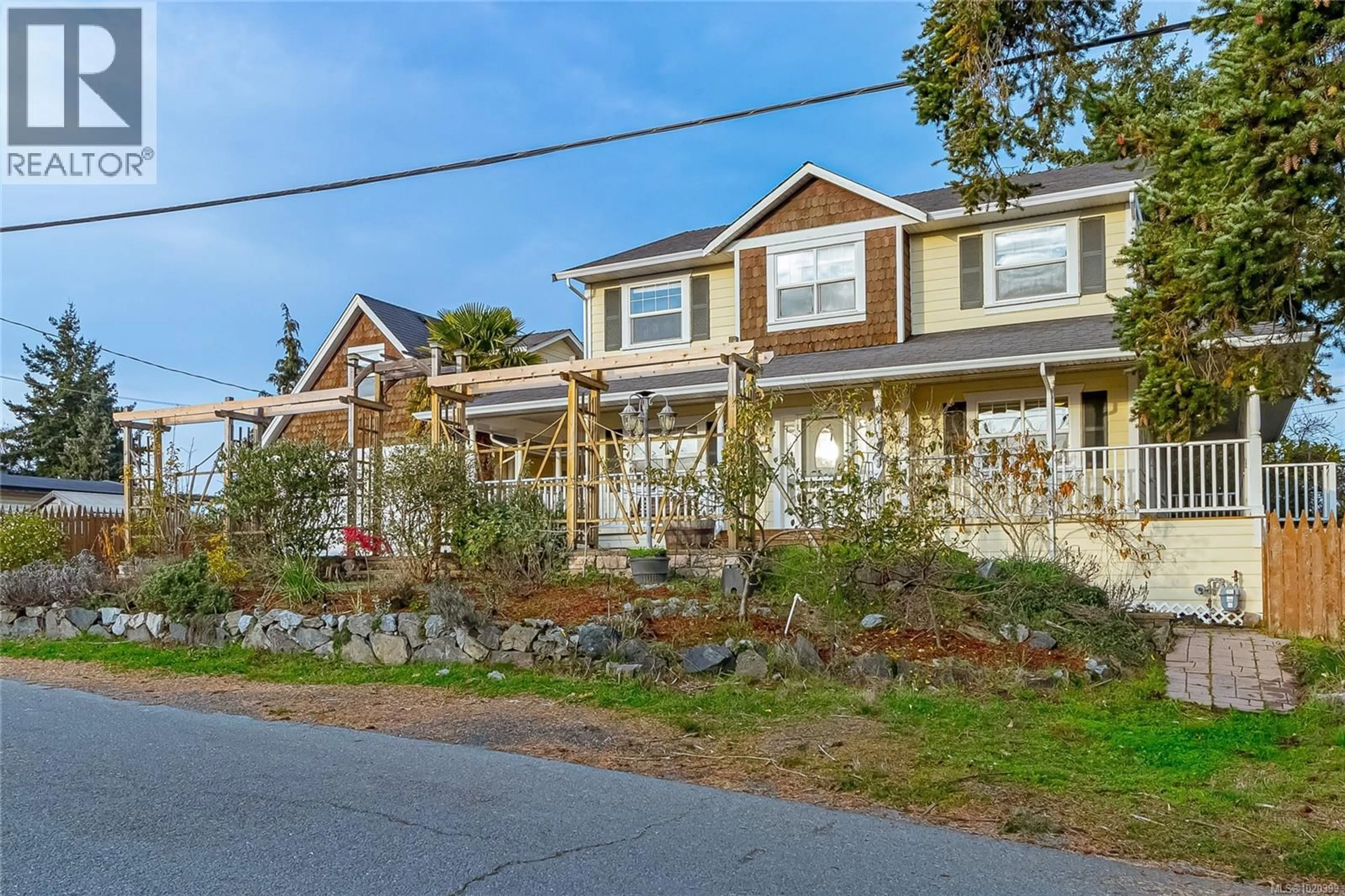 Home with vinyl exterior material, street for 898 SWAN STREET, Saanich British Columbia V8X2Z3