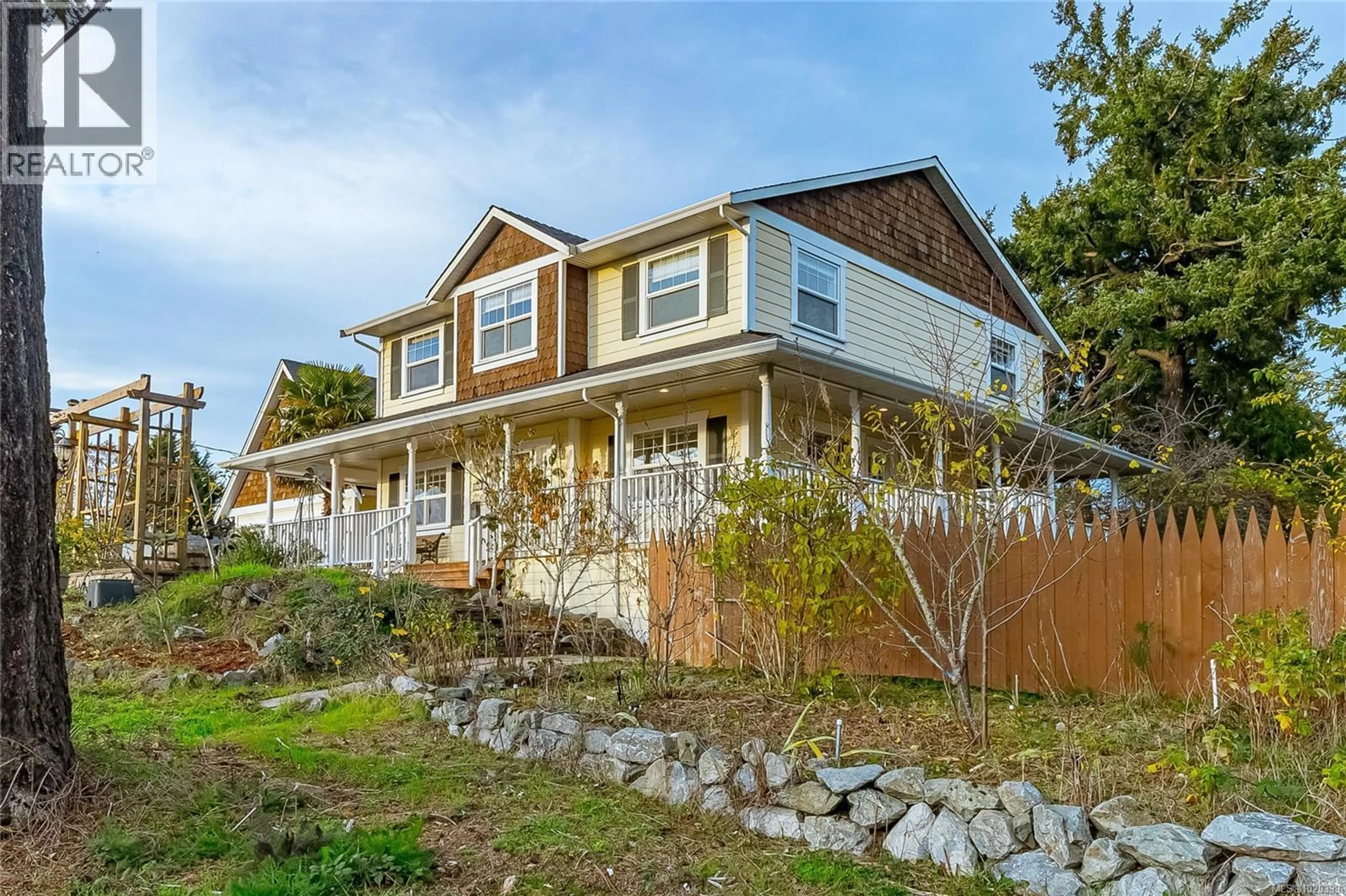 Home with vinyl exterior material, street for 898 SWAN STREET, Saanich British Columbia V8X2Z3