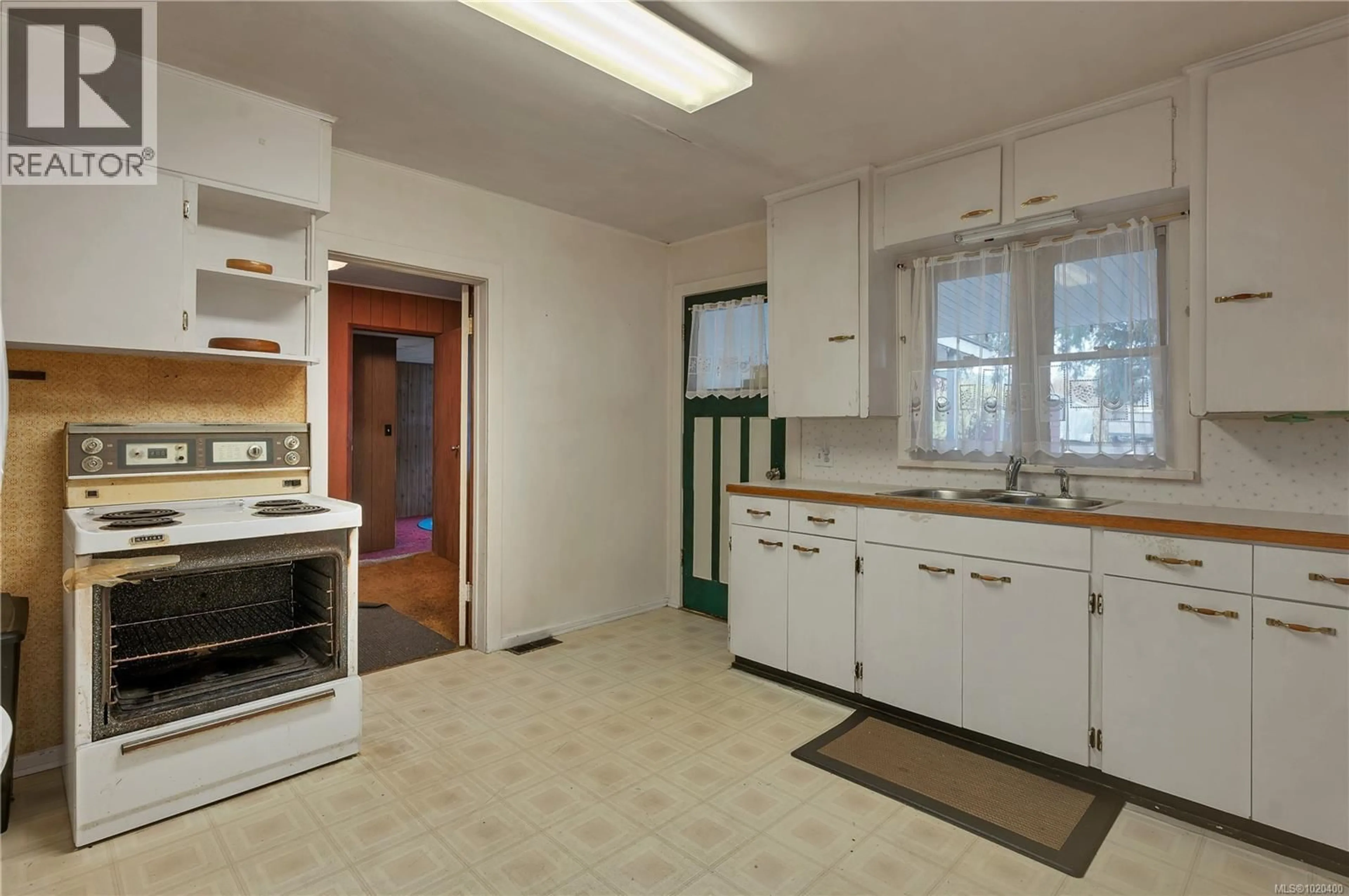 Standard kitchen, ceramic/tile floor for 548 BIRCH STREET, Campbell River British Columbia V9W2S8