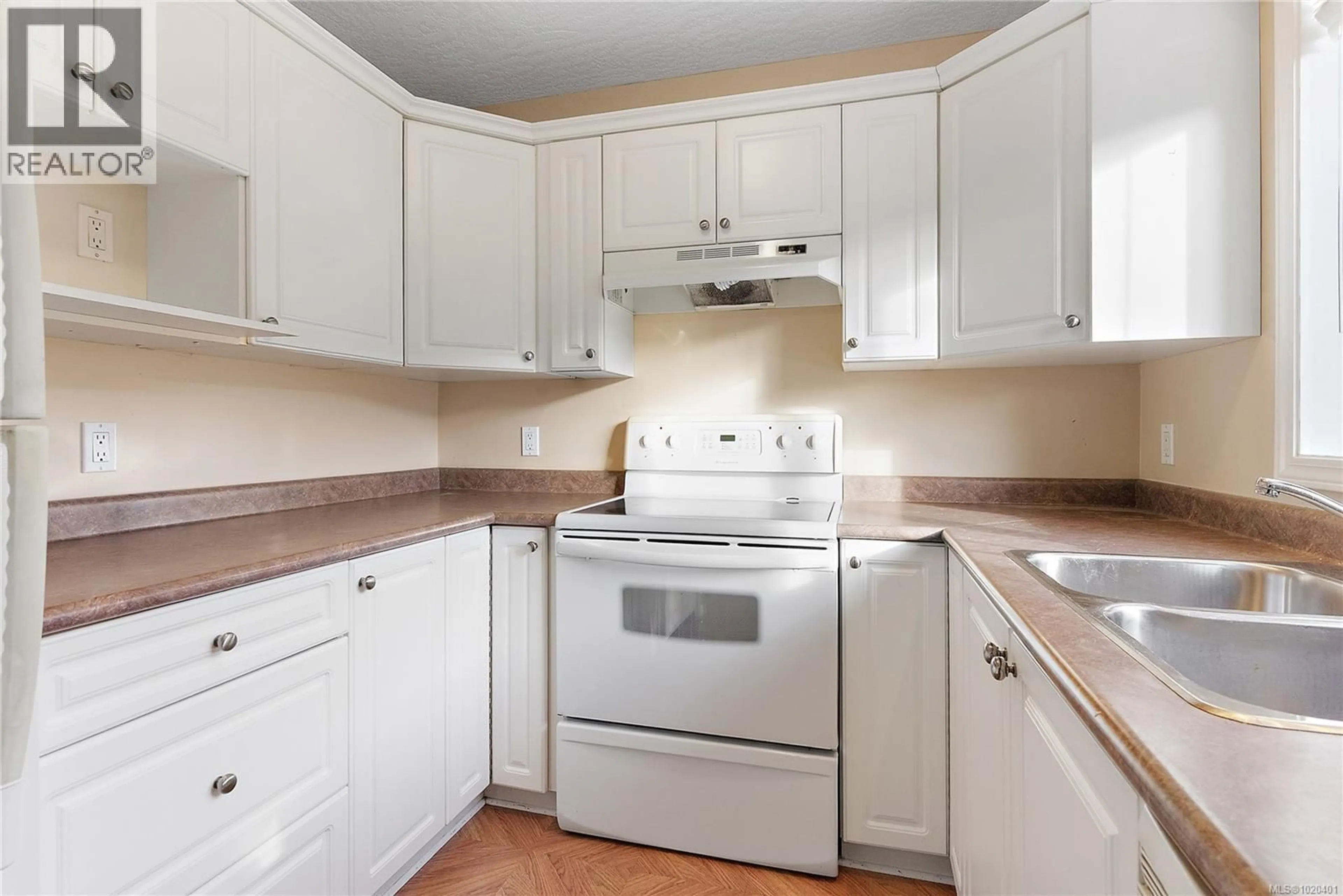 Standard kitchen, unknown for 68 - 7570 TETAYUT ROAD, Central Saanich British Columbia V8M2H4
