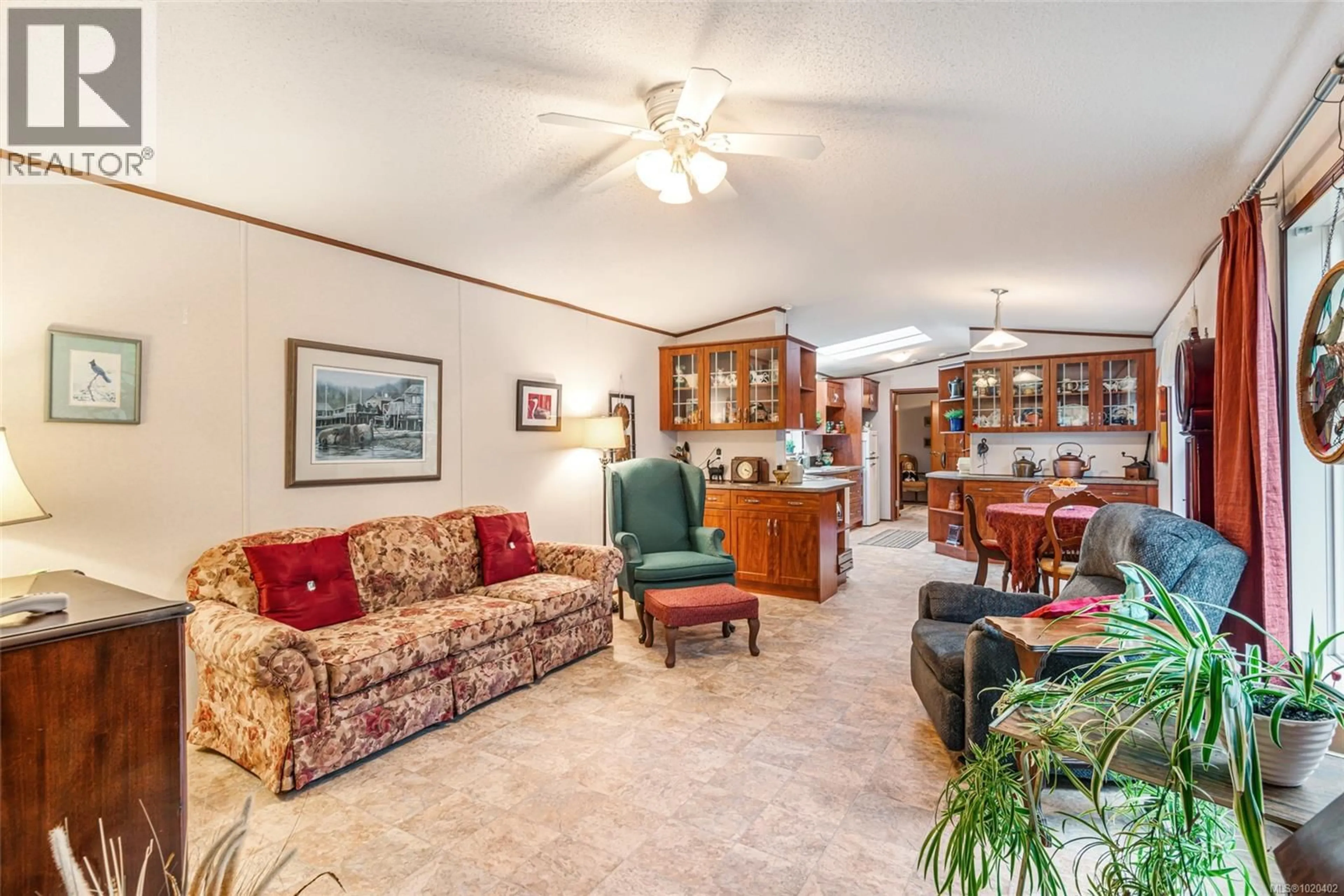 Living room with furniture, unknown for 102 - 10325 LAKESHORE ROAD, Port Alberni British Columbia V9Y8G9