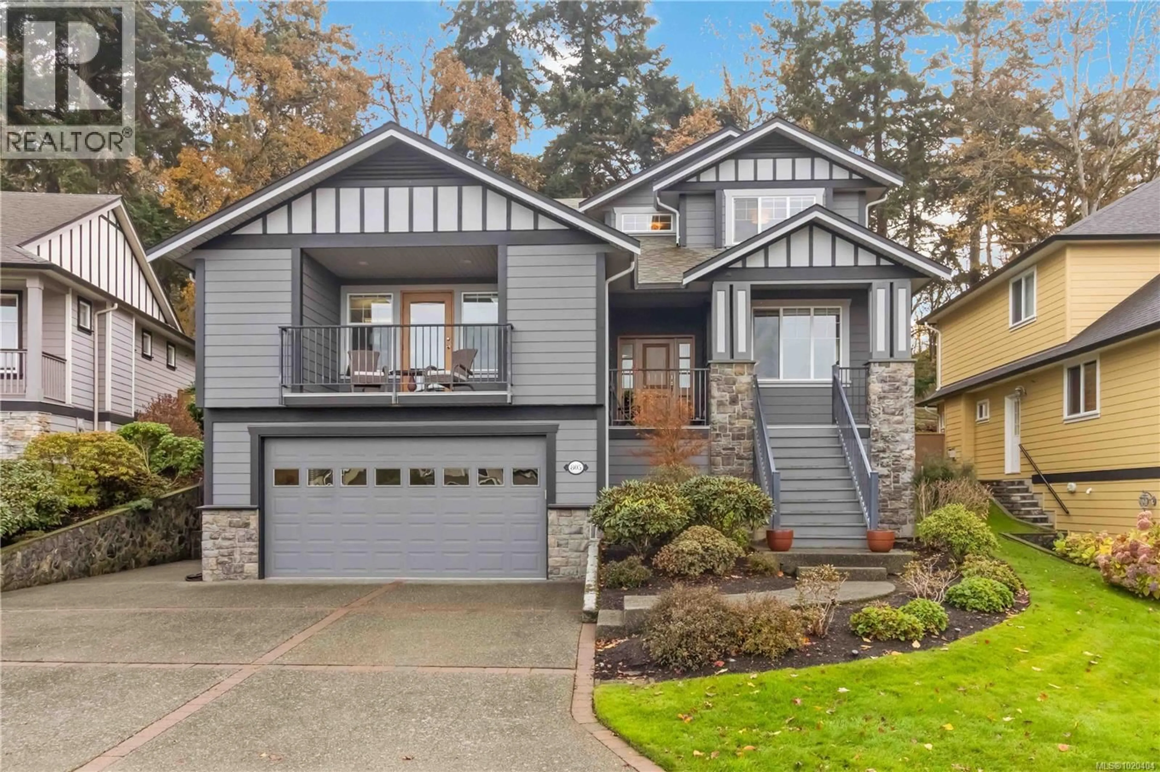 Home with vinyl exterior material, street for 805 ROGERS WAY, Saanich British Columbia V8X5L1